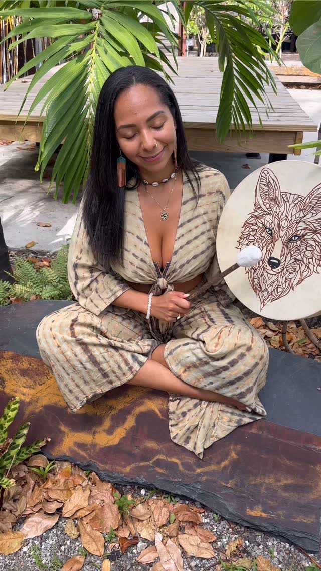 #iamlight The universe is within you, bright and beautiful 💫💓🐺🥁
Drumming is one of my favorite heart opening and grounding practices 🫶🏽
🥁 by @shamanikaubud
#love #light #truth #soundhealing #yoga #spirituality #energyhealer #yogateacher #