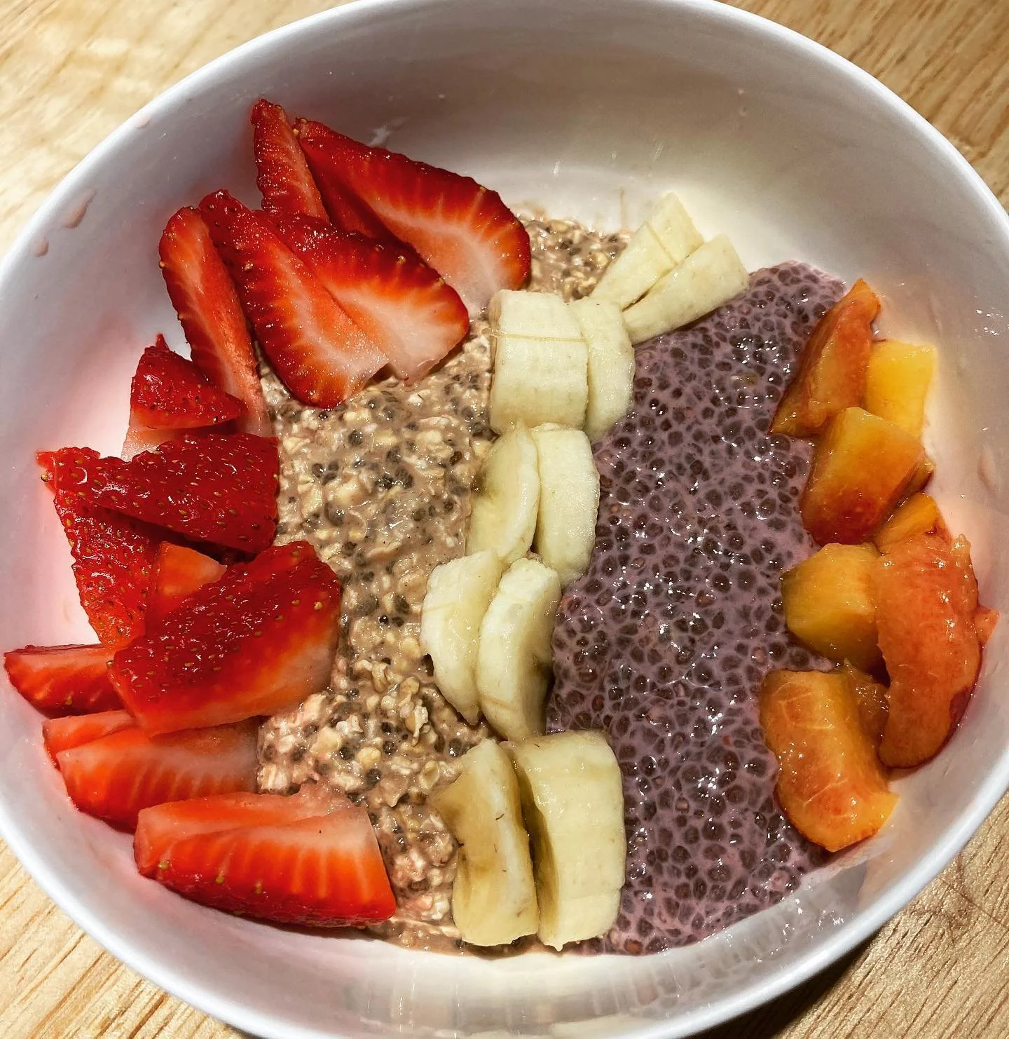 Breakfast time!! Half overnight oats / half chia pudding (berry chia pudding @frommybowl) - homemade oat milk
Topped with strawberry, banana, and peach!
Geetting that fiber, carb, vitamins, and minerals in. Omega-3 from the chia seeds.And a little pr