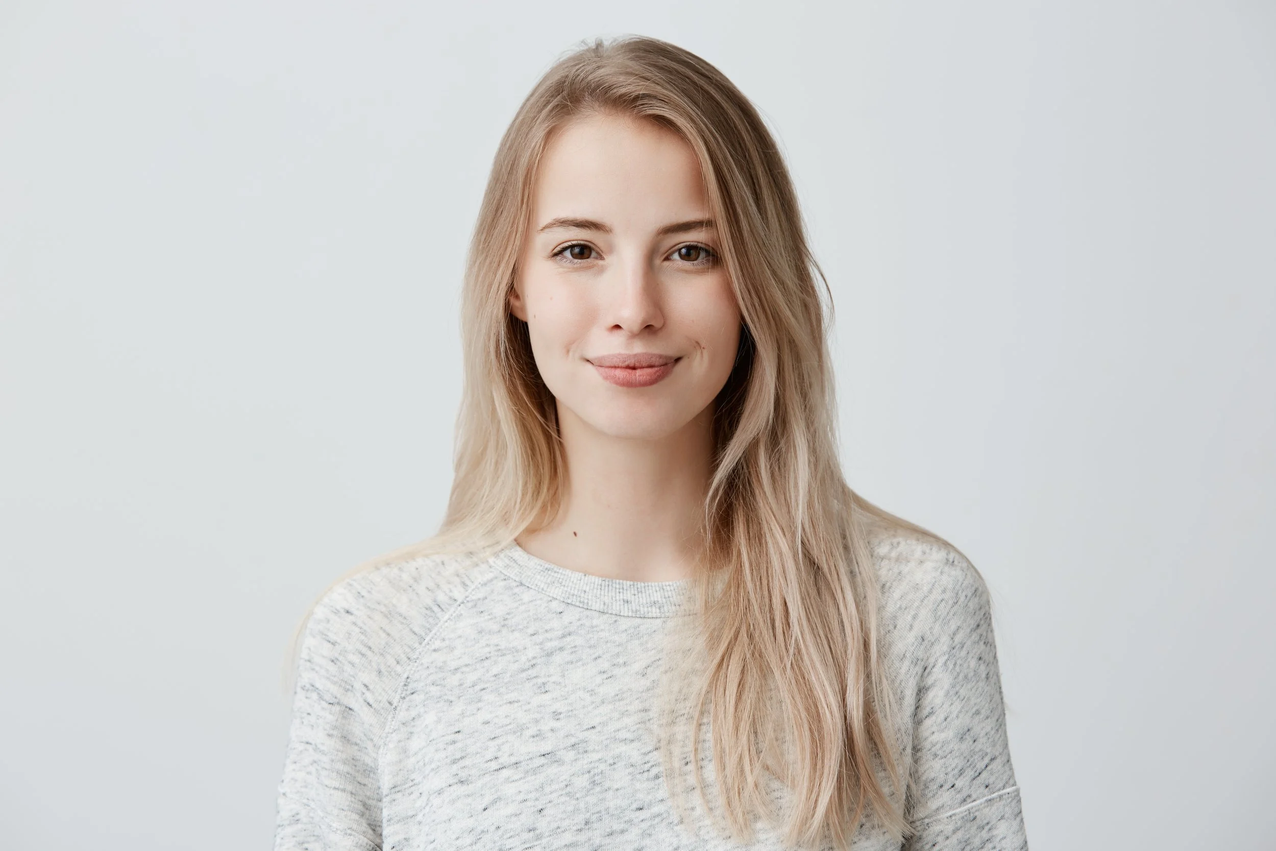 assez-souriant-joyeusement-femme-aux-cheveux-blonds-habille-avec-desinvolture-regardant-avec-satisfaction.jpg