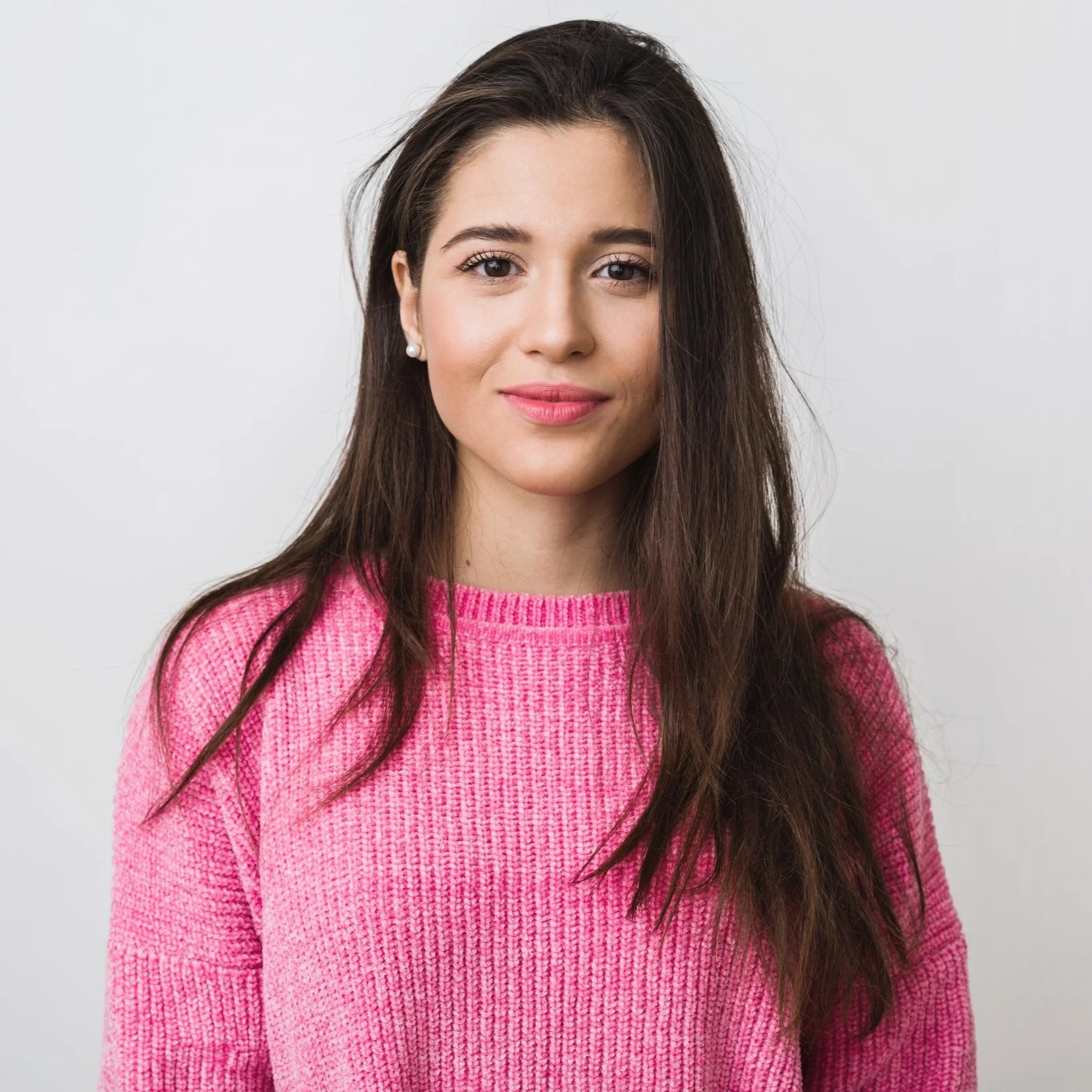 jeune-et-belle-femme-en-pull-chaud-rose-aspect-naturel-souriant-portrait-sur-isole-cheveux-longs.jpg
