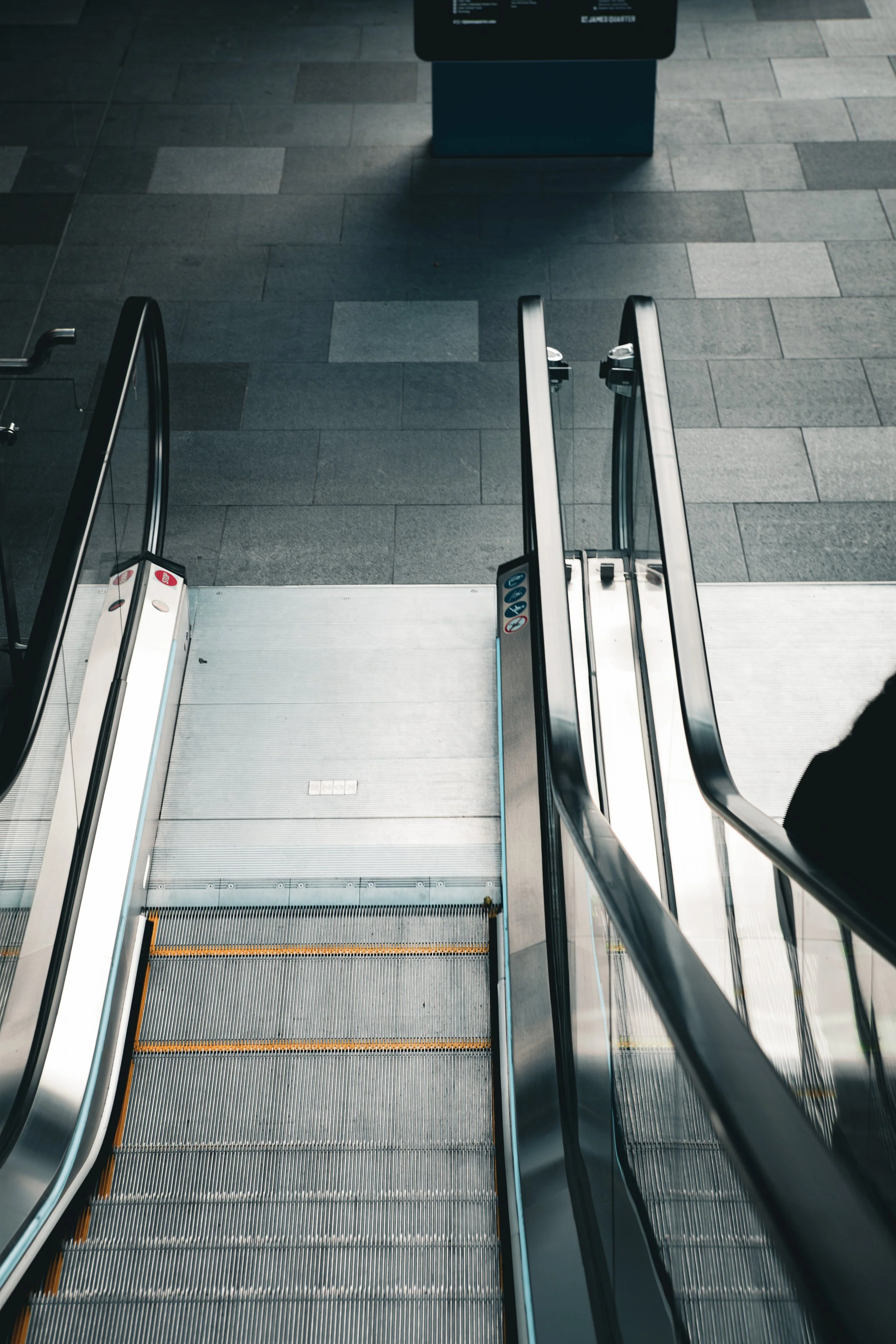 Edinburgh Photographer, Videographer & Creative Studio
Based in Edinburgh, I offer professional photography, videography, graphic design, and printing services for brands, businesses, and individuals. From capturing interiors, events, and products to