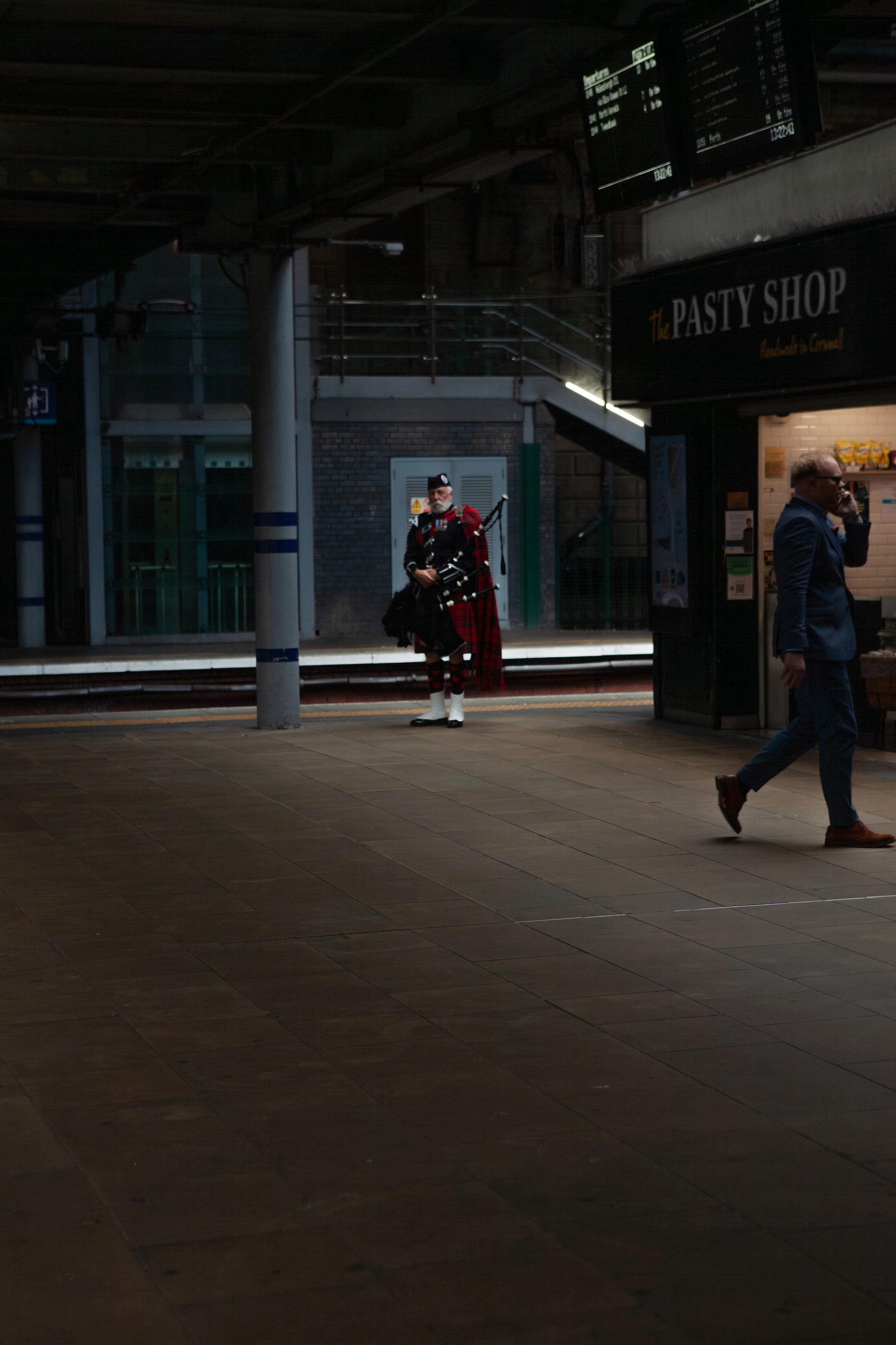 Common Ground Studio is a creative studio based in Edinburgh, made up of passionate local freelancers who specialise in photography, video, and design. We love problem-solving, storytelling, and making things look and feel just right. 