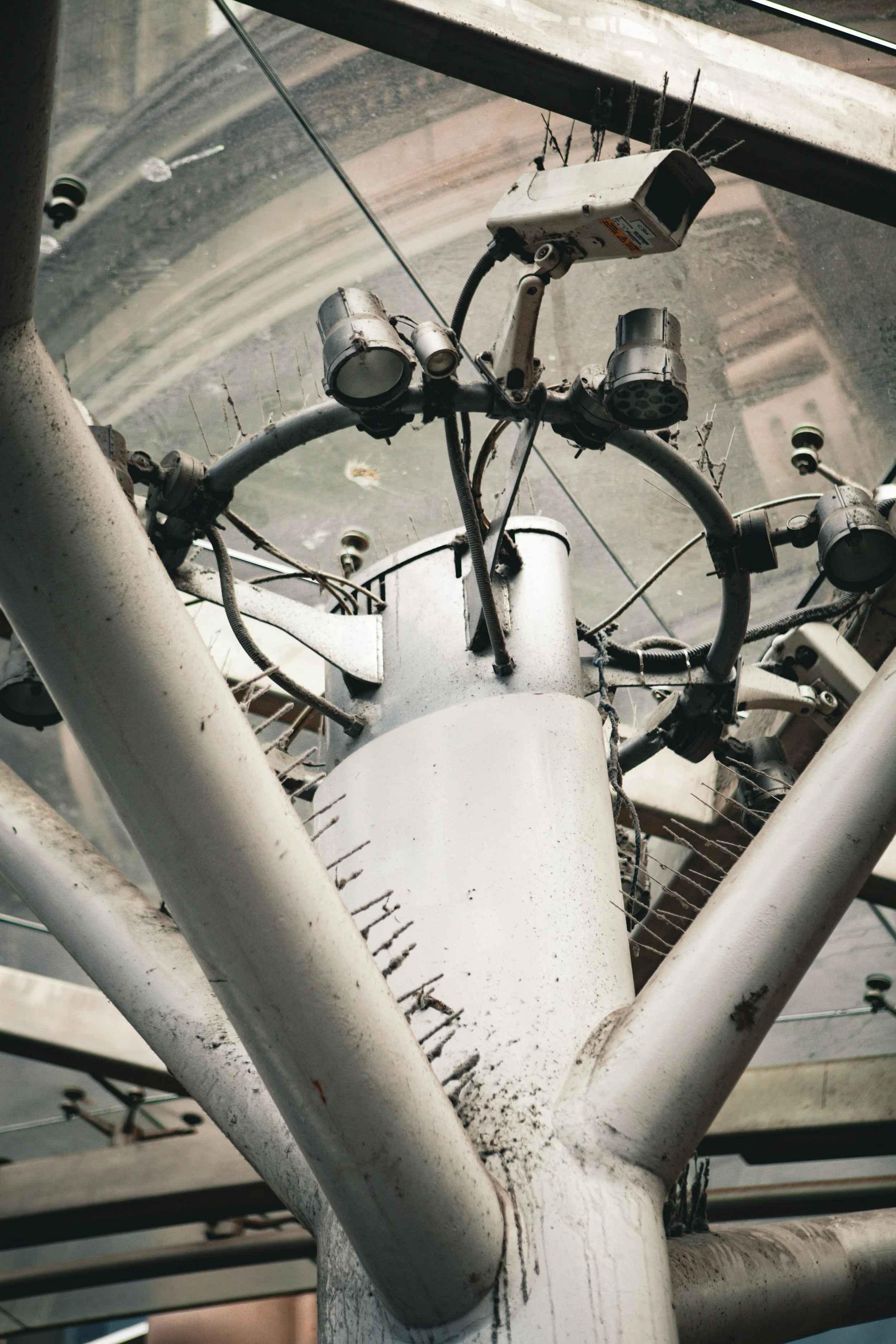 Common Ground Studio is a creative studio based in Edinburgh, made up of passionate local freelancers who specialise in photography, video, and design. We love problem-solving, storytelling, and making things look and feel just right. 