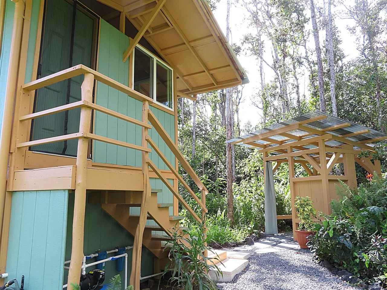 Upstairs bedroom, with queen size bed and bathroom. Organic cotton sheets. Private outdoor hot shower downstairs.