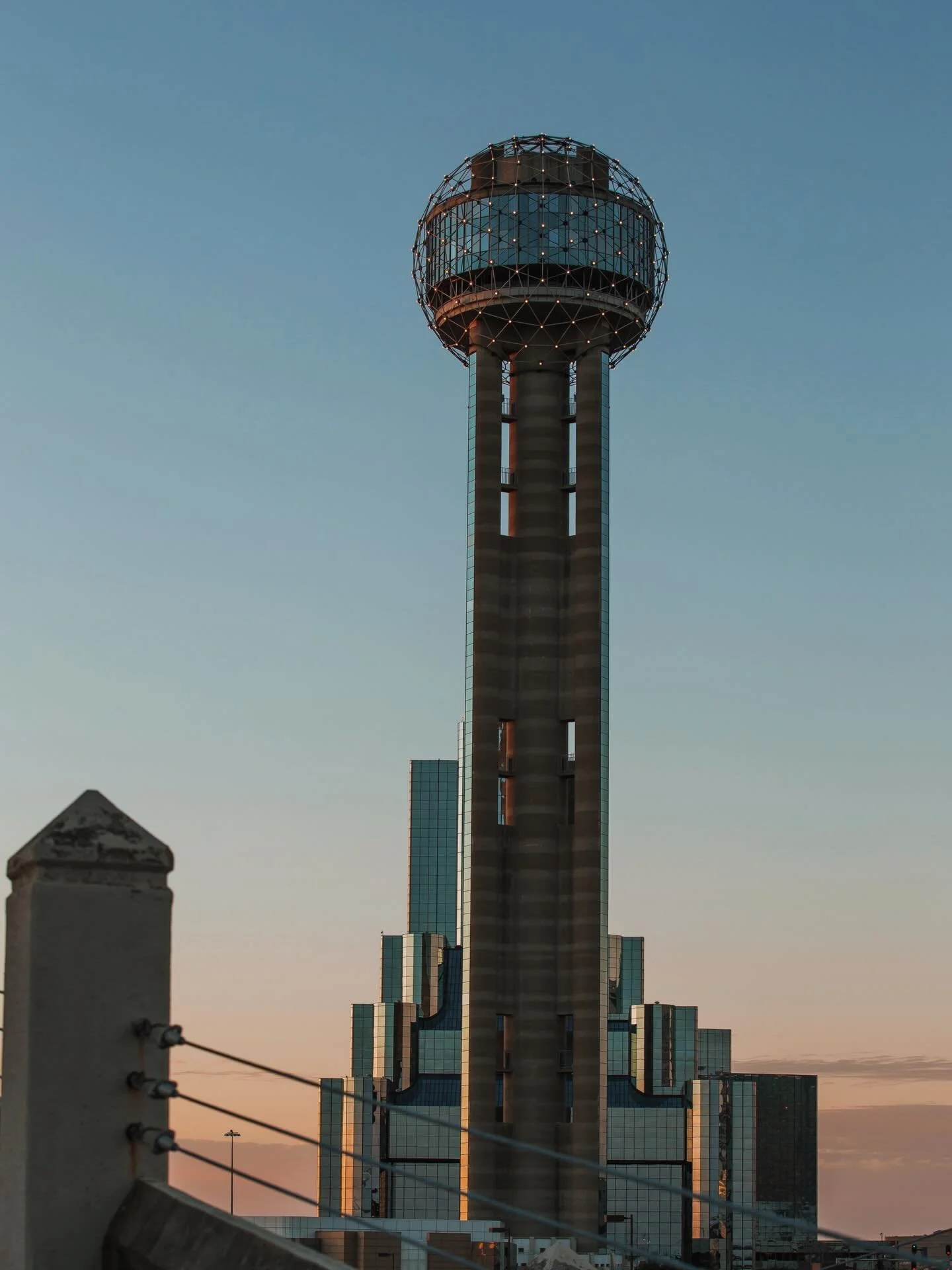 🔥📸🔥 Dallas, TX 
.
.
&bull;
#lostgold #goldenhour #dallas #texas #dallastx