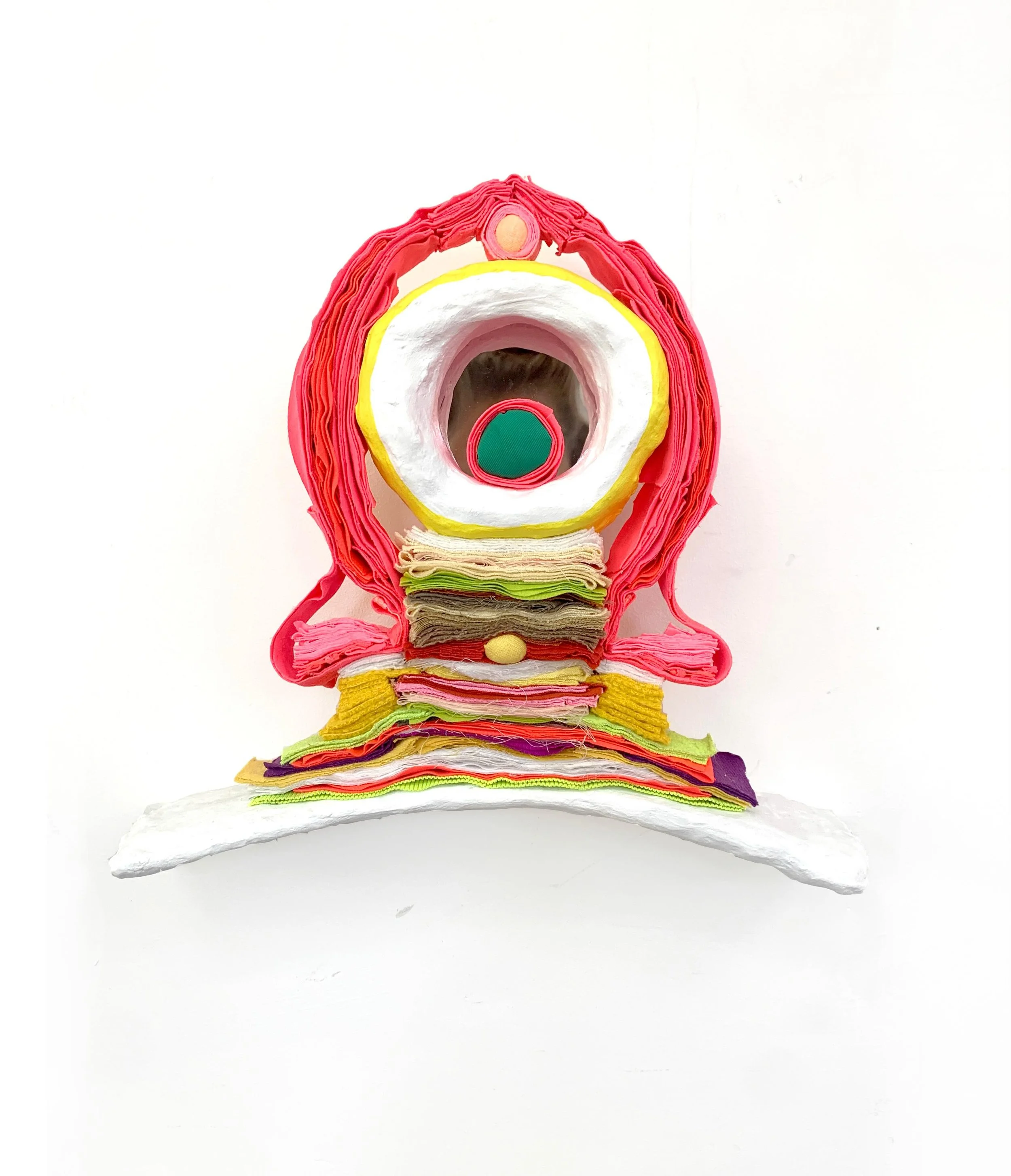Voila quelqu&rsquo;uns de mes 11 oeuvres (de petit et moyen format)qui font partis de l&rsquo;exposition:

FAIRE SURFACE 
by @obras_paris 
Galerie MR80
80 Rue de Turenne, Paris
May 27- June 1, 2026

#sommerroman #textileart
&nbsp;#fiberart #artcontem