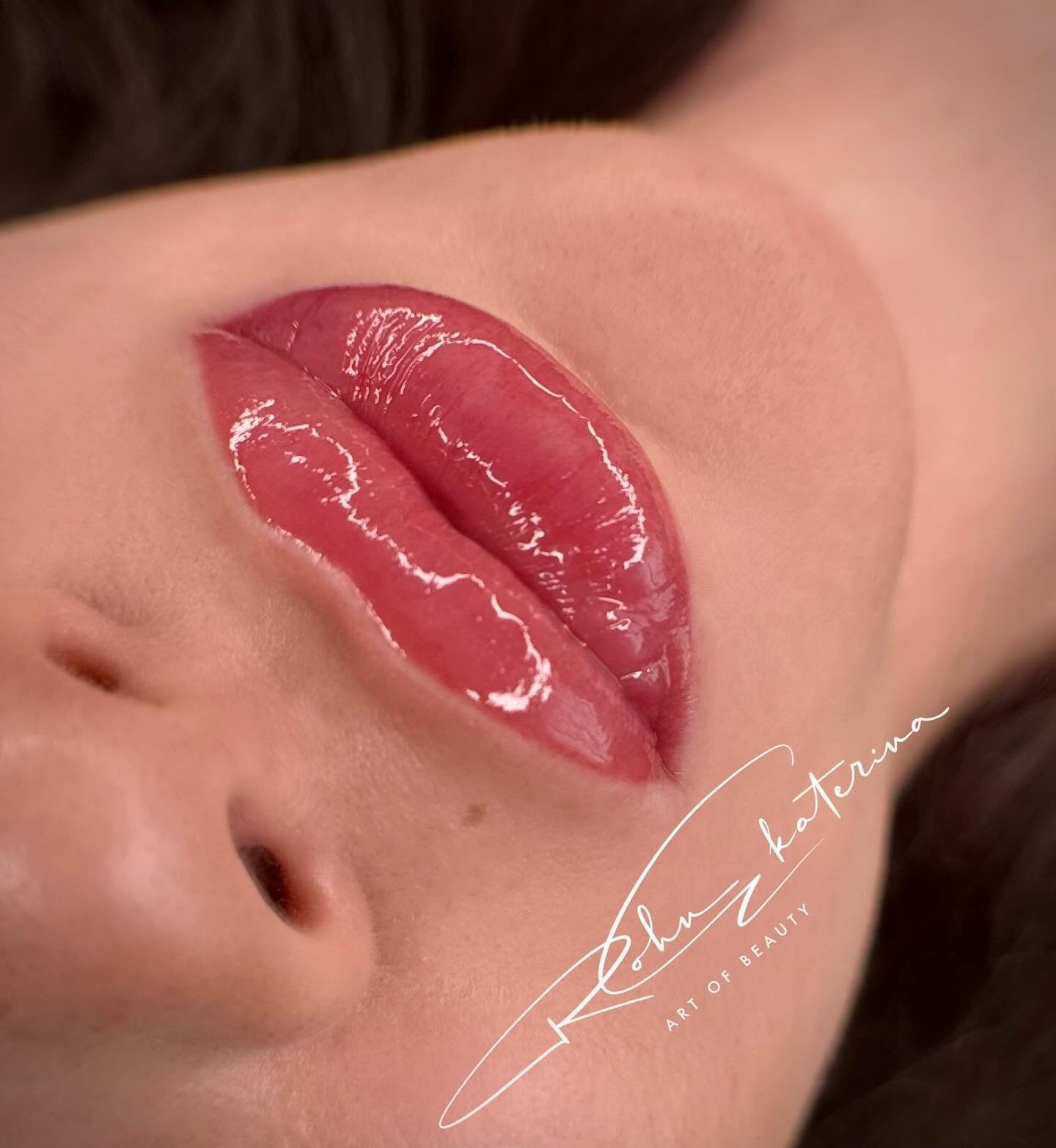 Lippen Permanent Make-up, Kontur-Schattierung 💋💋💋 Dauerhaft pr&auml;zise Kontur und frisches Aussehen. 
Schreibe mir, wenn du Fragen zu einer Behandlung hast, ich berate dich gerne.  #swisscolor #permanent #permanatemakeup #pmu #lips #dolllips