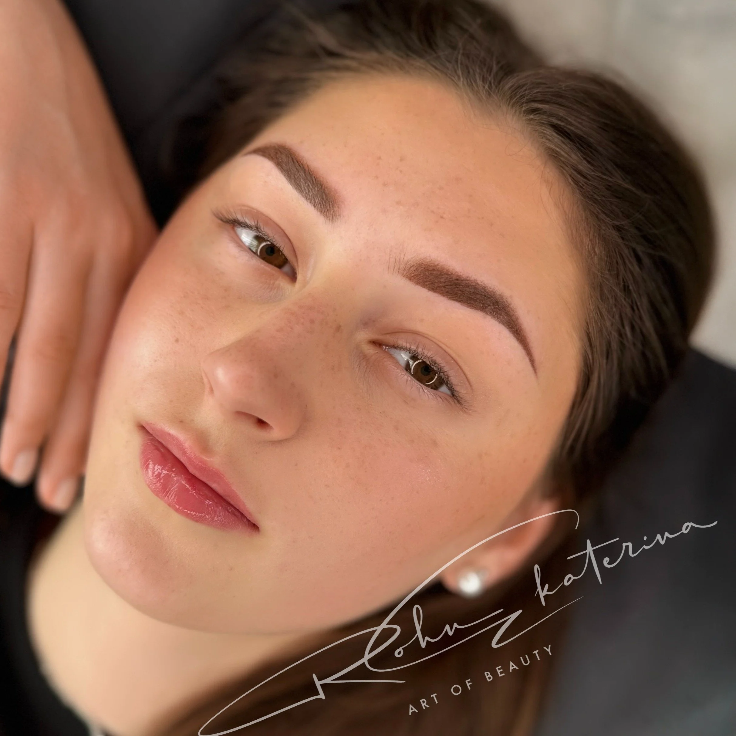 PMU- Powderbrows. ✨ So nat&uuml;rlich kann Permanent Make-up aussehen. Perfekt geformte Augenbrauen, die deine nat&uuml;rliche Sch&ouml;nheit unterstreichen &ndash; dezent, harmonisch und jeden Tag perfekt. 🤎

#PermanentMakeup #PMU #PMUBrows #Augenb