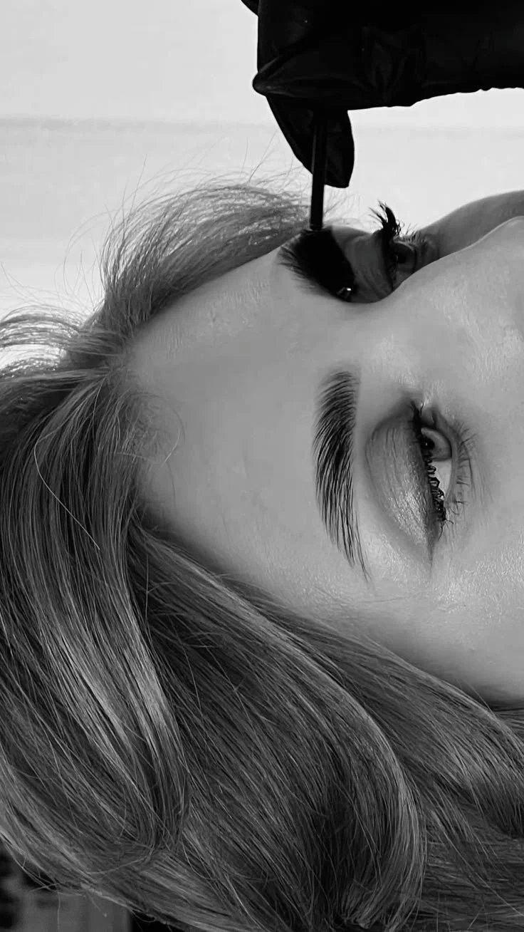 Application de mascara sur les cils d'une femme.