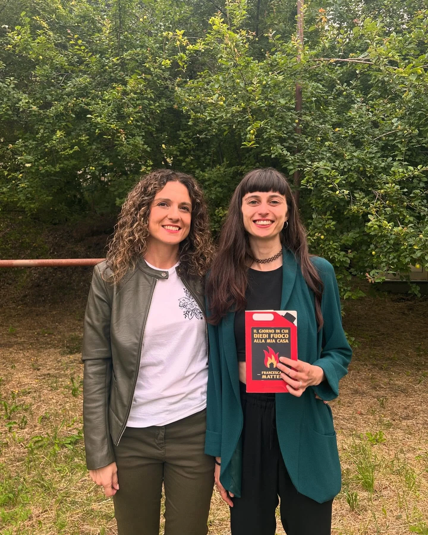 ❤️📖 Grazie a @frattehi per il bellissimo dialogo che abbiamo avuto stasera sul suo libro &lsquo;Il giorno in cui diedi fu0c0 alla mia casa&rsquo; accompagnate dal talentuoso violinista @federico_cappa_03 e grazie a @eventisalutesocietaspettacolo per
