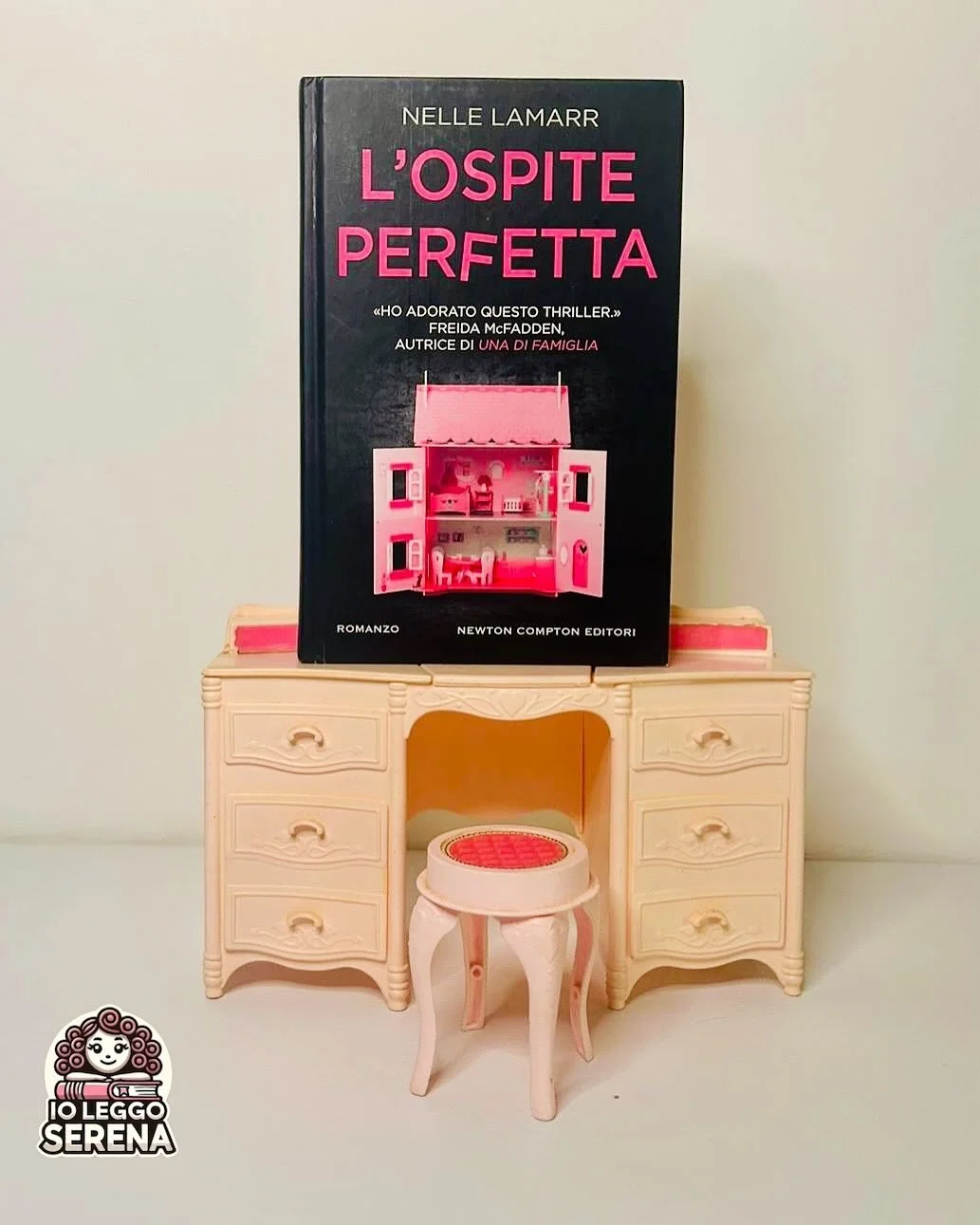 L&rsquo;OSPITE PERFETTA 
di Nelle Lamarr  @newtoncomptoneditori 

 💖Questa recensione inizia con una confessione&hellip;la mia! Vi confesso che ho scelto questo romanzo in mezzo a tanti in libreria per l&rsquo;aspetto della copertina: scritte rosa e
