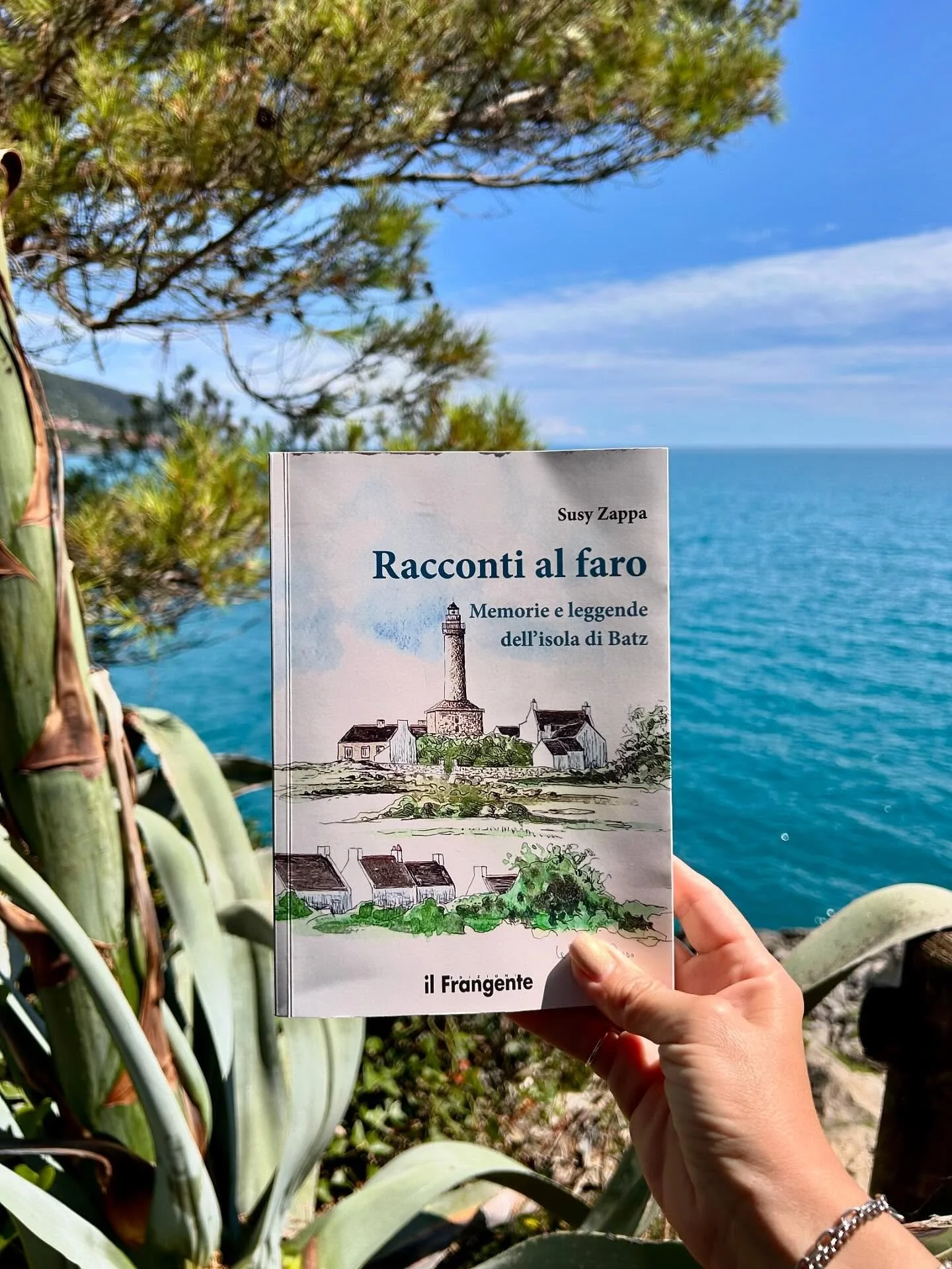 📚☀️Tra i libri che ho letto quest&rsquo;estate e ho in programma di presentare c&rsquo;&egrave; &lsquo;Racconti al faro. Memorie e leggende dell&rsquo;isola di Batz&rsquo; di @susy_zappa edizioni il @ilfrangente 

 🌊Il protagonista &egrave; Yannick