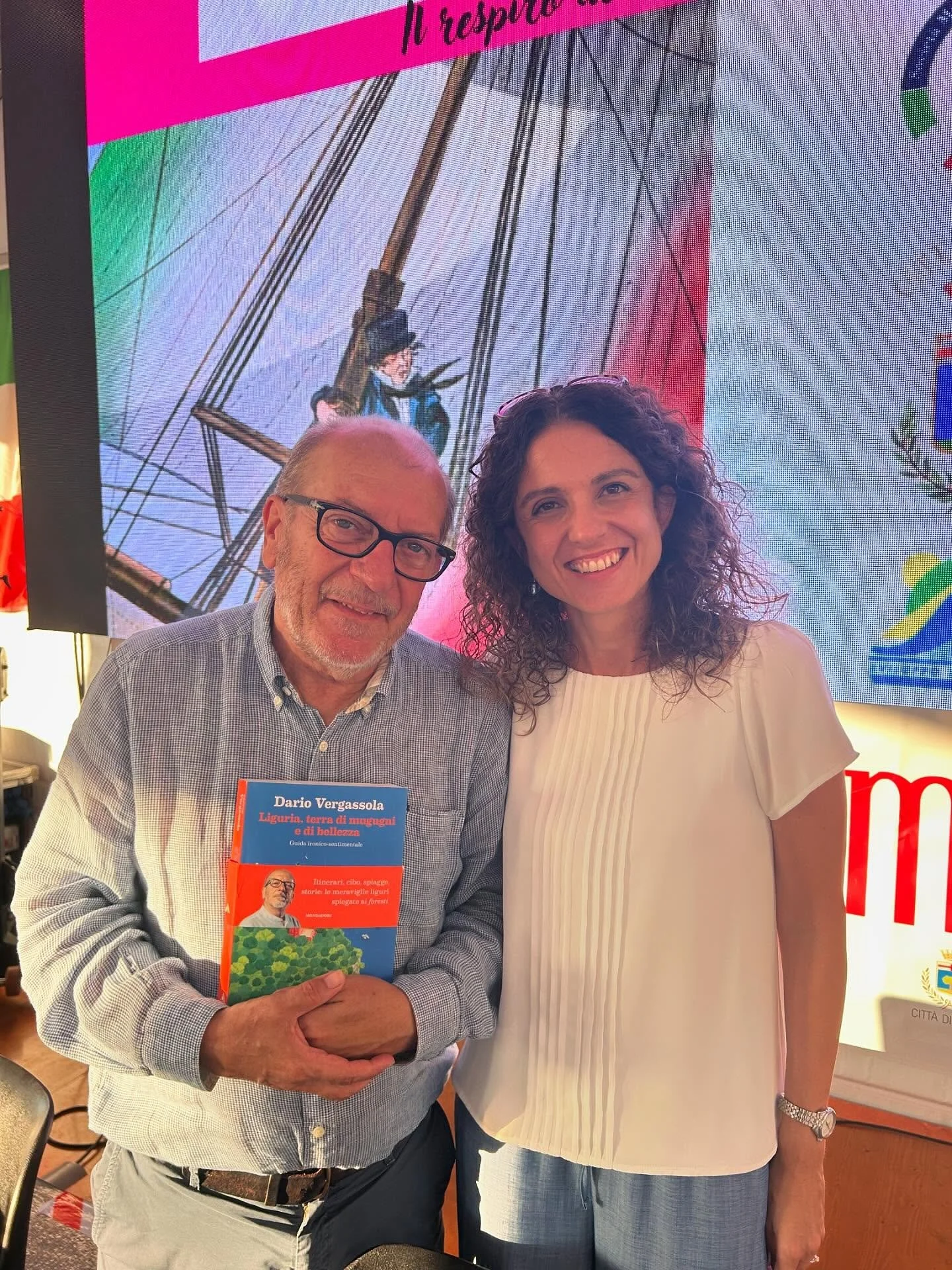 🌊 Ieri a @lericileggeilmare ho fatto un&rsquo;esperienza indimenticabile, quasi mistica 🤣: dialogare con @dario.vergassola.official sul suo ultimo libro &ldquo;Liguria, terra di mugugni e di bellezza. Guida ironico-sentimentale&rdquo;(Mondadori).📚