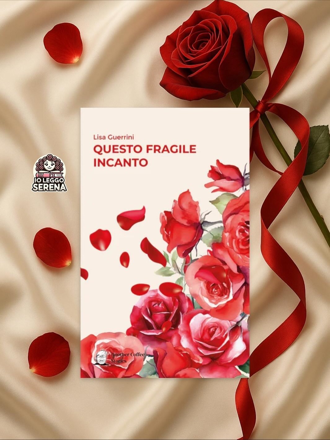 Questo fragile incanto di @__liliz__ ed. @anothercoffeestories_editore 

✍🏻Sull&rsquo;amore &egrave; stato gi&agrave; scritto tutto o quasi e il rischio di cadere nella ripetizione &egrave; dietro l&rsquo;angolo. Per fortuna ci sono scrittrici come 