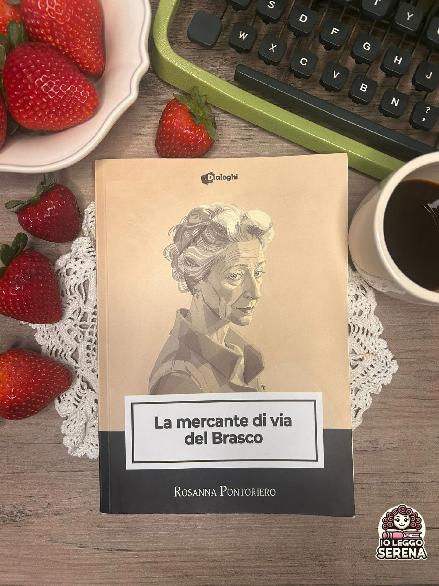 LA MERCANTE DI VIA DEL BRASCO di Rosanna Pontoriero  @ilgustodelparticolare  edito da @edizioni_dialoghi &egrave; disponibile a  @salonelibro (pad.2-J27). 

🍓Vi consiglio di leggerlo, &egrave; uno di quei romanzi che restano nella mente anche dopo l
