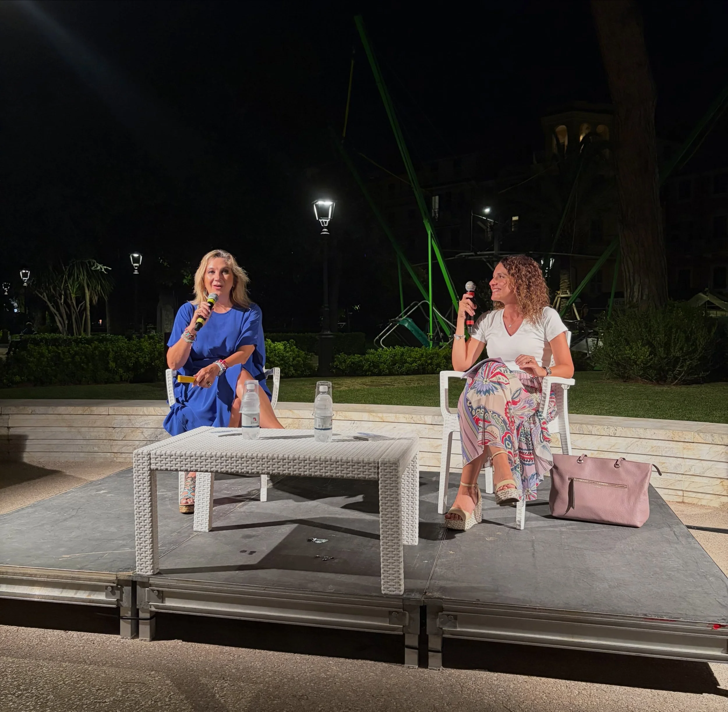 📚Ieri sera a Lerici abbiamo vissuto un incontro letterario molto speciale, l&rsquo;ultimo appuntamento del ciclo di presentazioni LibrAria. Per me &egrave; stato davvero emozionante dialogare con la giornalista e conduttrice @serenabortone sul suo n