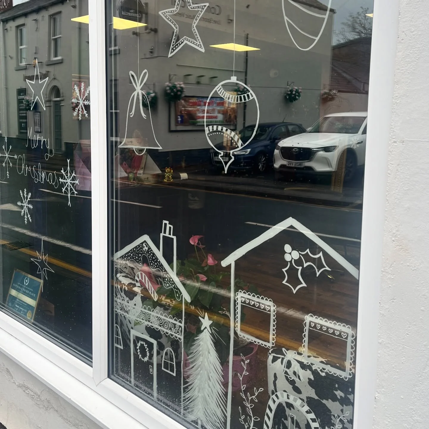 I love my new cute festive window by @delusional_doodles 

Not blessed with space in the salon, the tree felt overcrowded last year! So this simple and beautiful 🤩