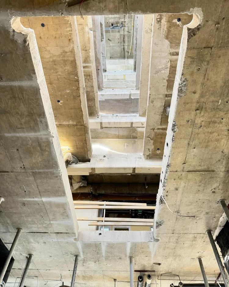 Upptagna öppningar i betongbjälklag sett nedifrån