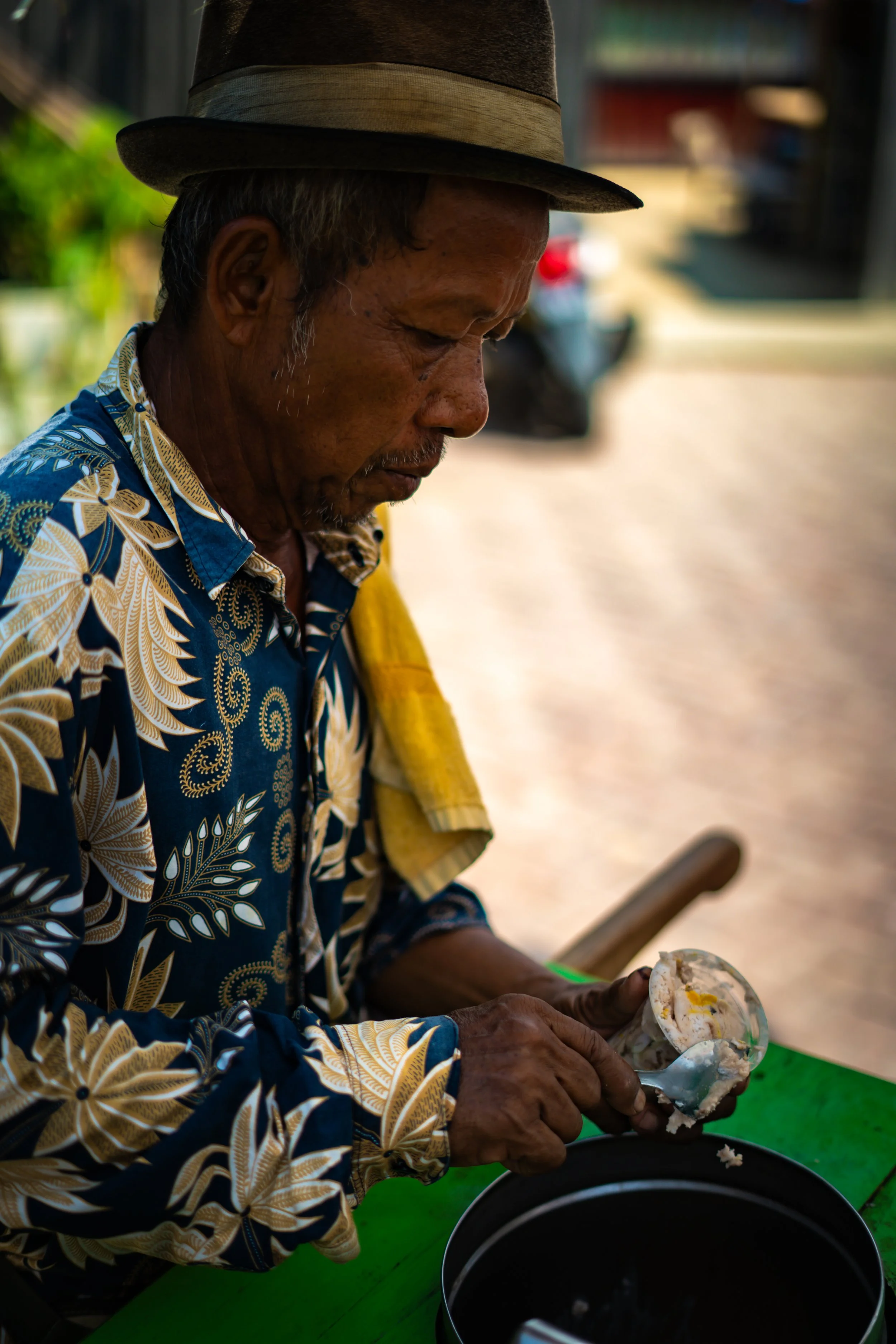 indonesia man traditional dessert 