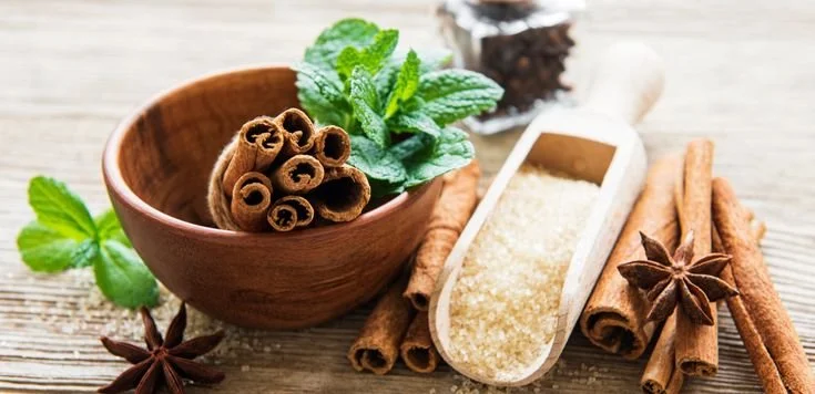 العلاجات الطبيعية لتقليل تساقط الشعر وزيادة كثافته