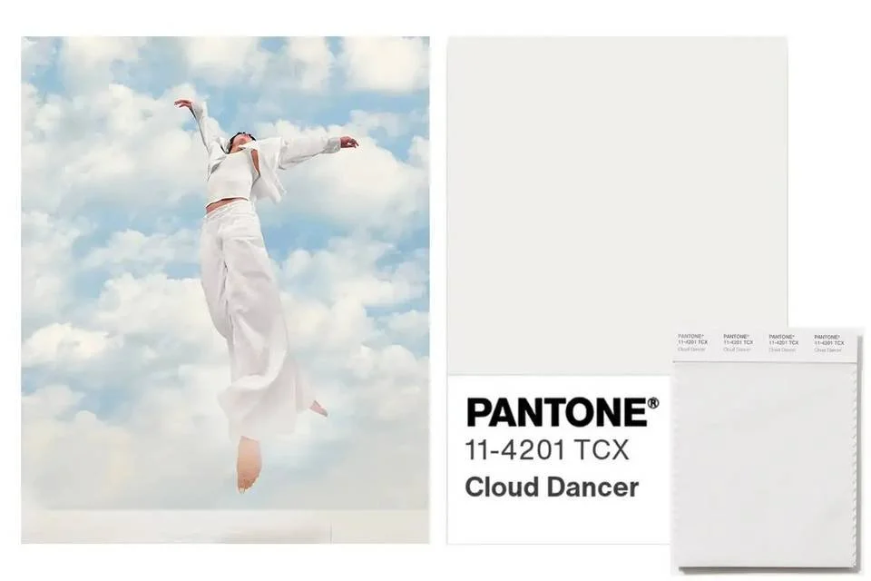 Pantone enthüllt die Farbe des Jahres 2026, „Cloud Dancer“, eine Wahl, die zum Nachdenken anregt. 