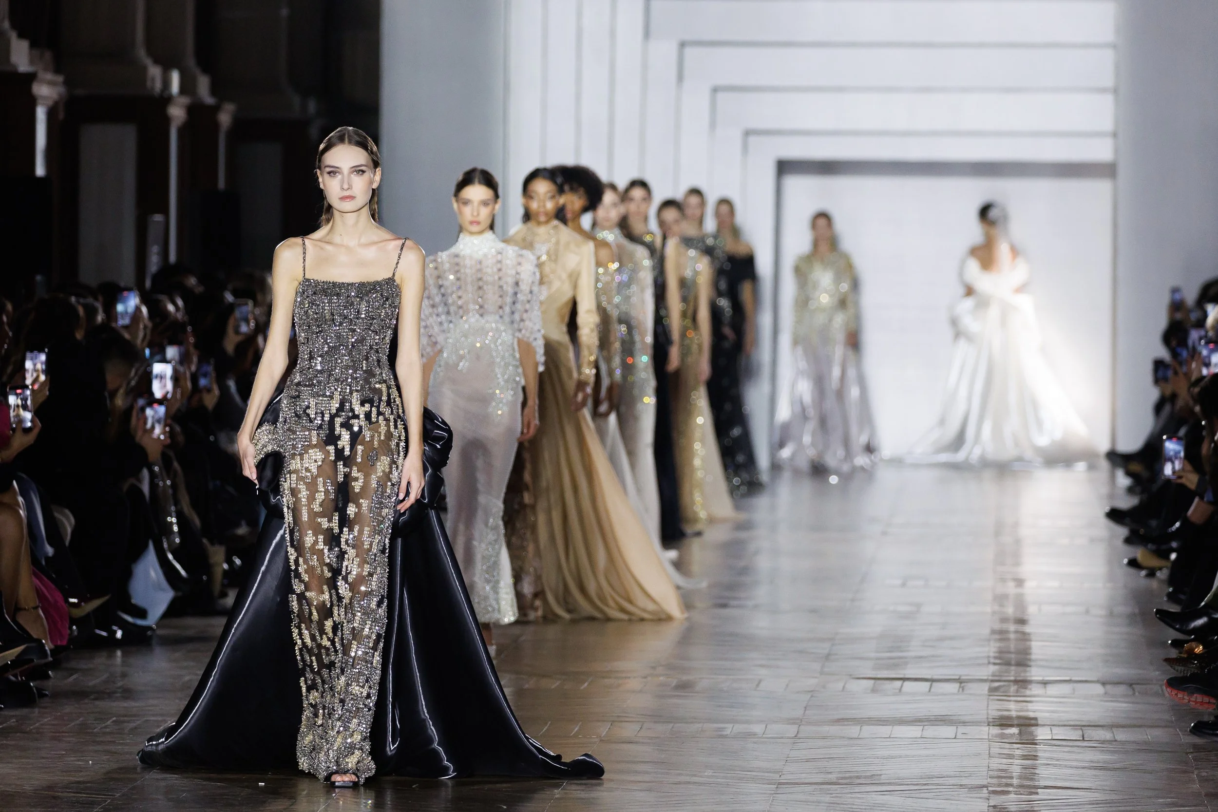 Tony Ward illumine la Couture Printemps-Été 2026 avec «&nbsp;Facets of Light&nbsp;» 