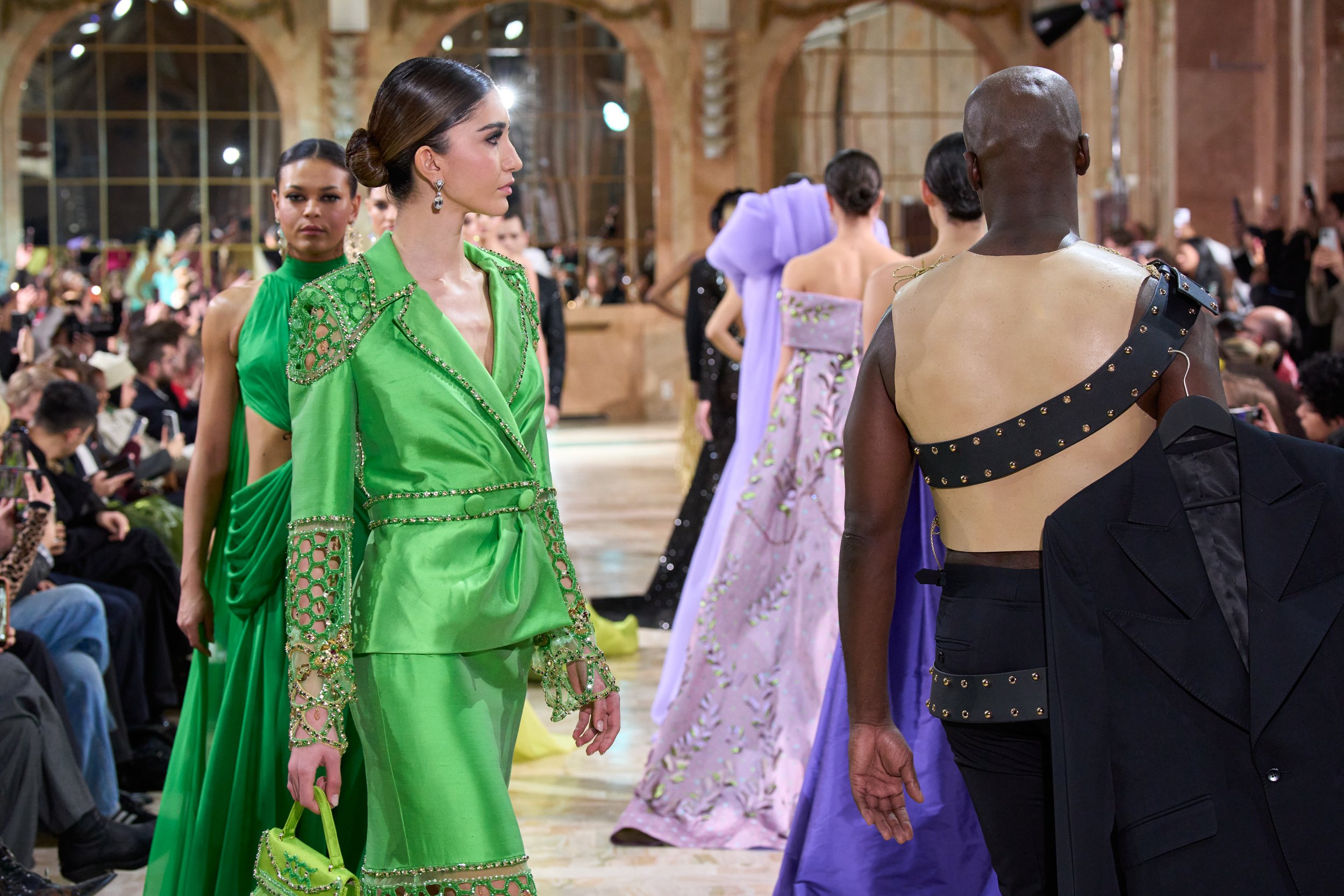 Robert Abi Nader Haute Couture Primavera-Estate 2026: Quando l'aurora boreale illumina Parigi