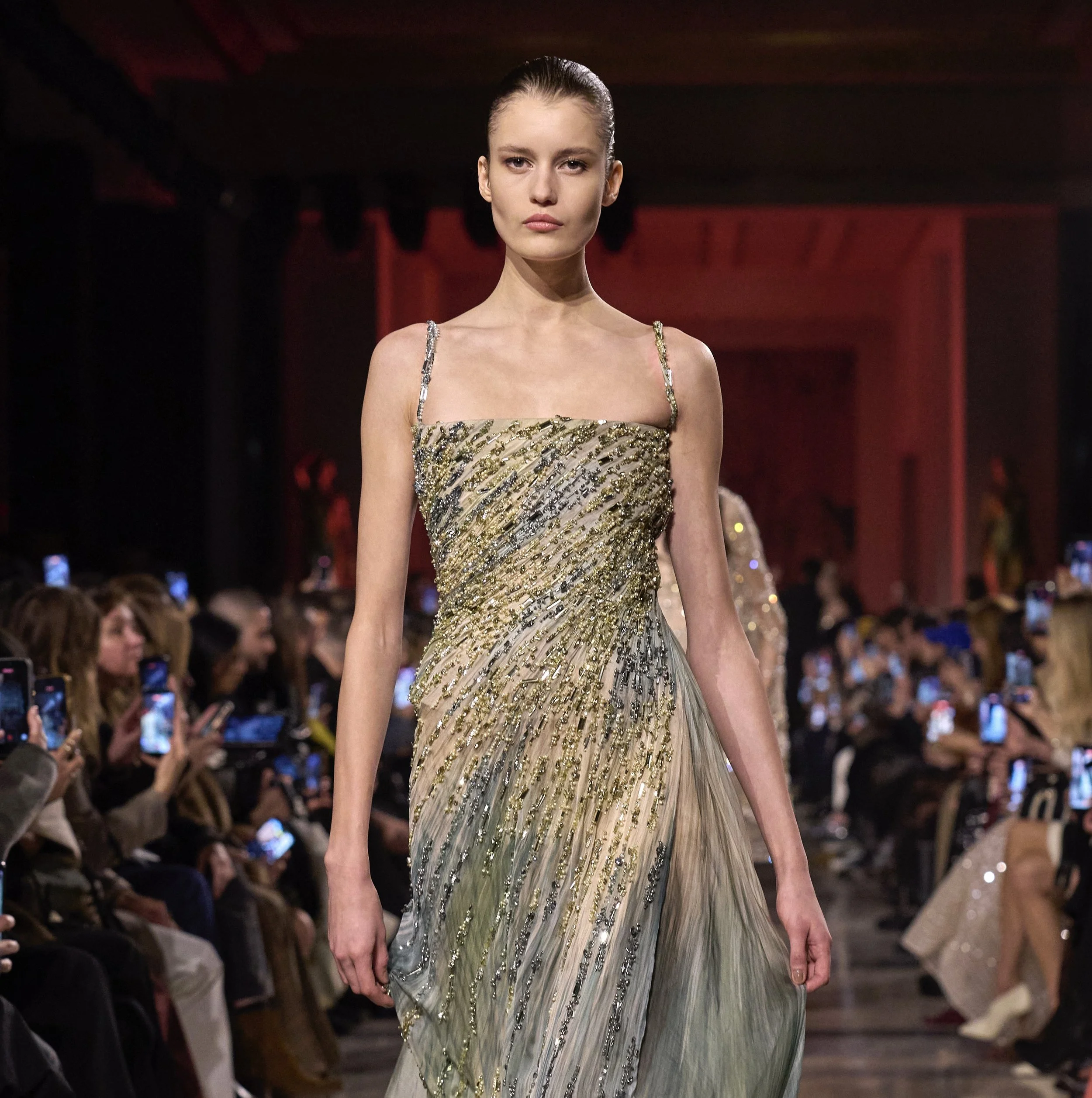 Elie Saab Haute Couture Primavera/Estate 2026: Golden Summer Nights of '71, un'ode alla donna libera