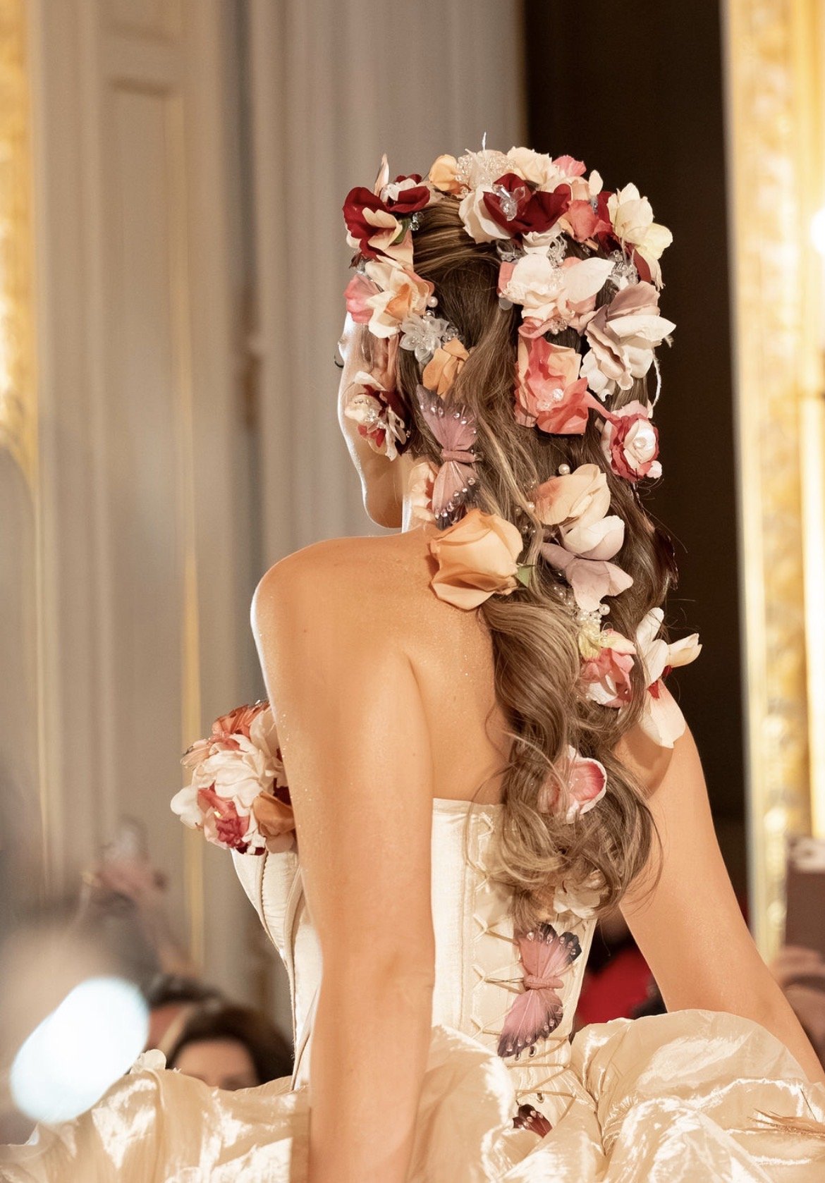 Frida Beja : coiffures sculpturales et parures nuptiales à la Paris Fashion Week Studio