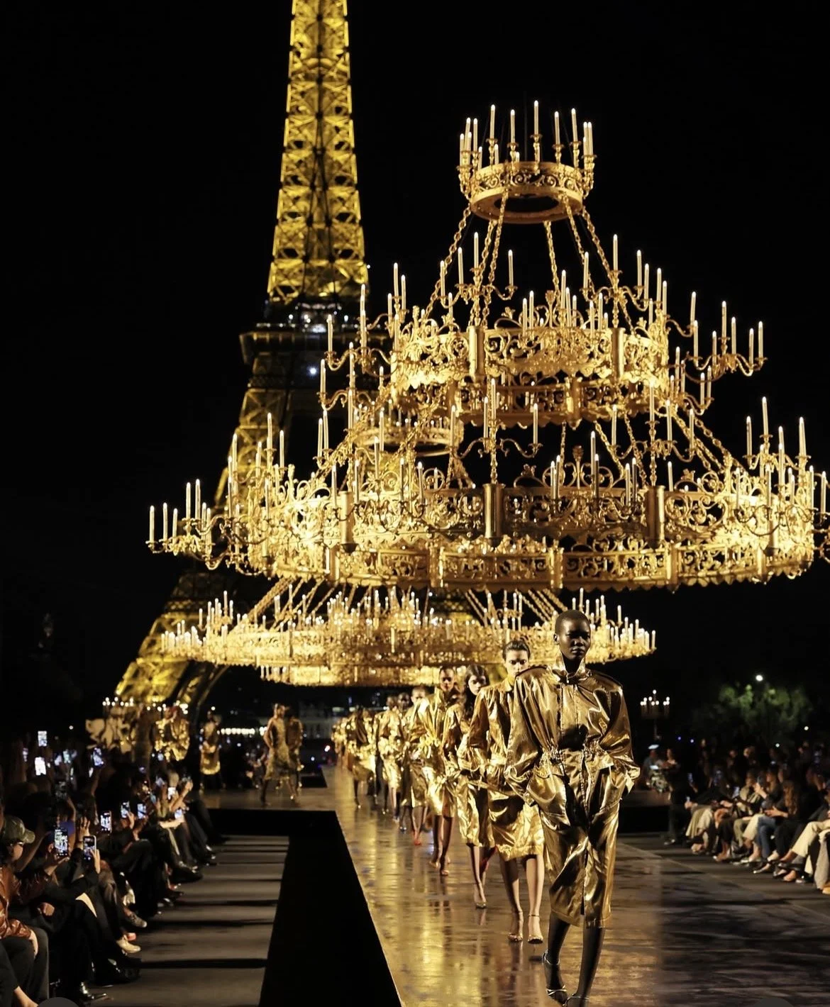 SEMANA DE LA MODA DE PARÍS: Saint Laurent tiñe París de oro 