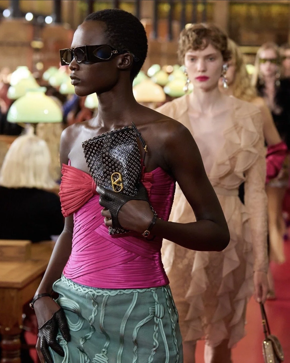VALENTINO SS27: Il glamour cambia colore 