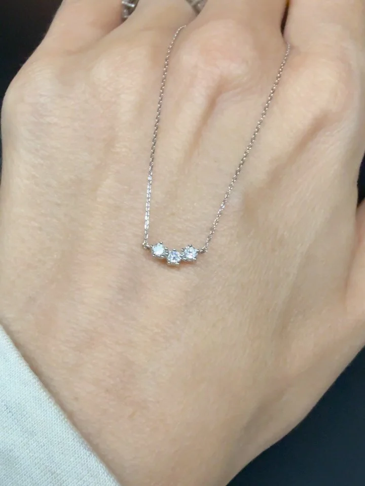 The most beautiful natural diamond and 18k white gold FULLY adjustable necklace. The possibilities for stacking, or wearing alone are endless for this piece 💎 swipe to see a video (it was so hard to take sorry for the strange angles) of a demonstrat