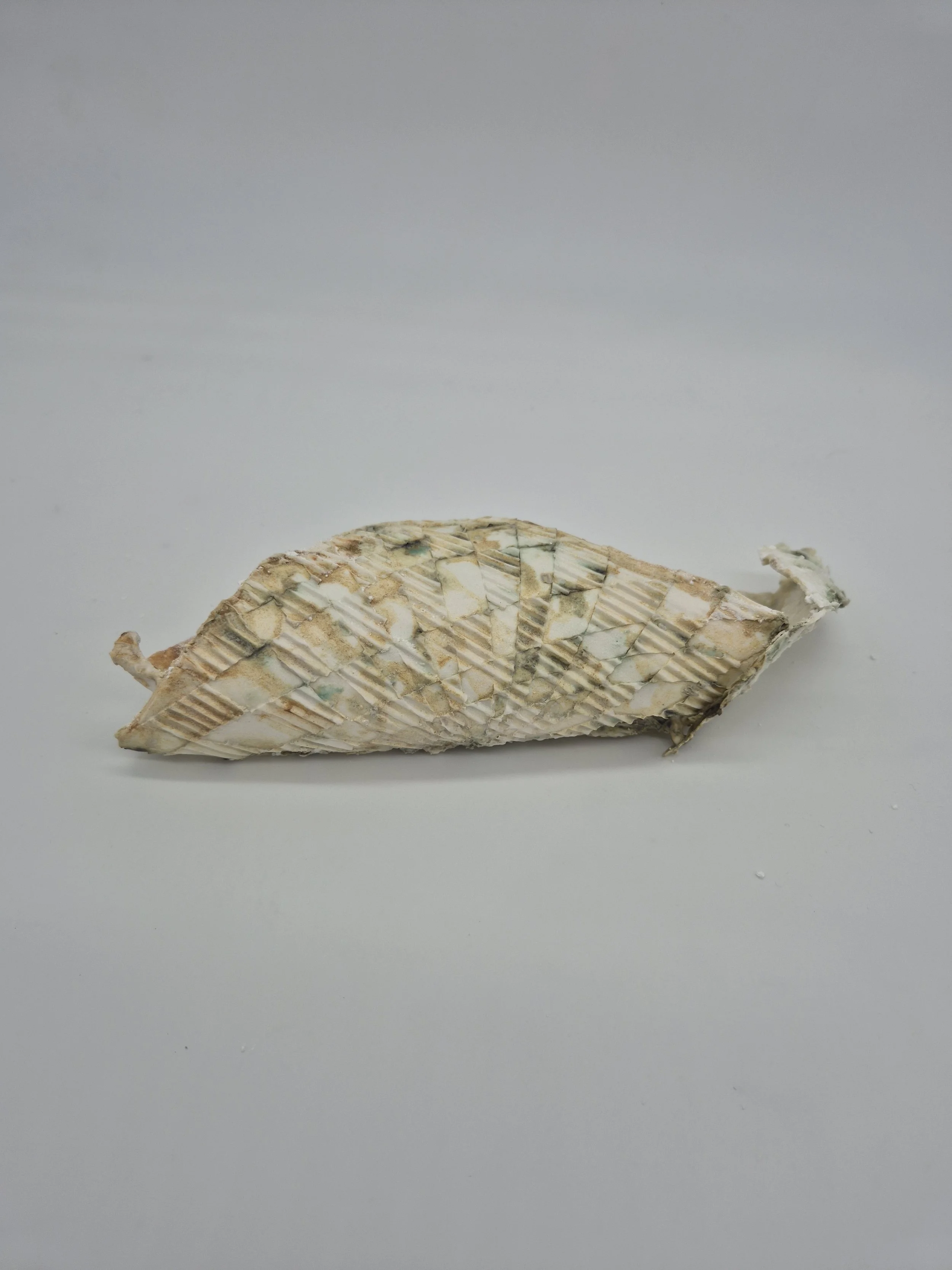 Porselein met een gevlochten structuur op een witte achtergrond.