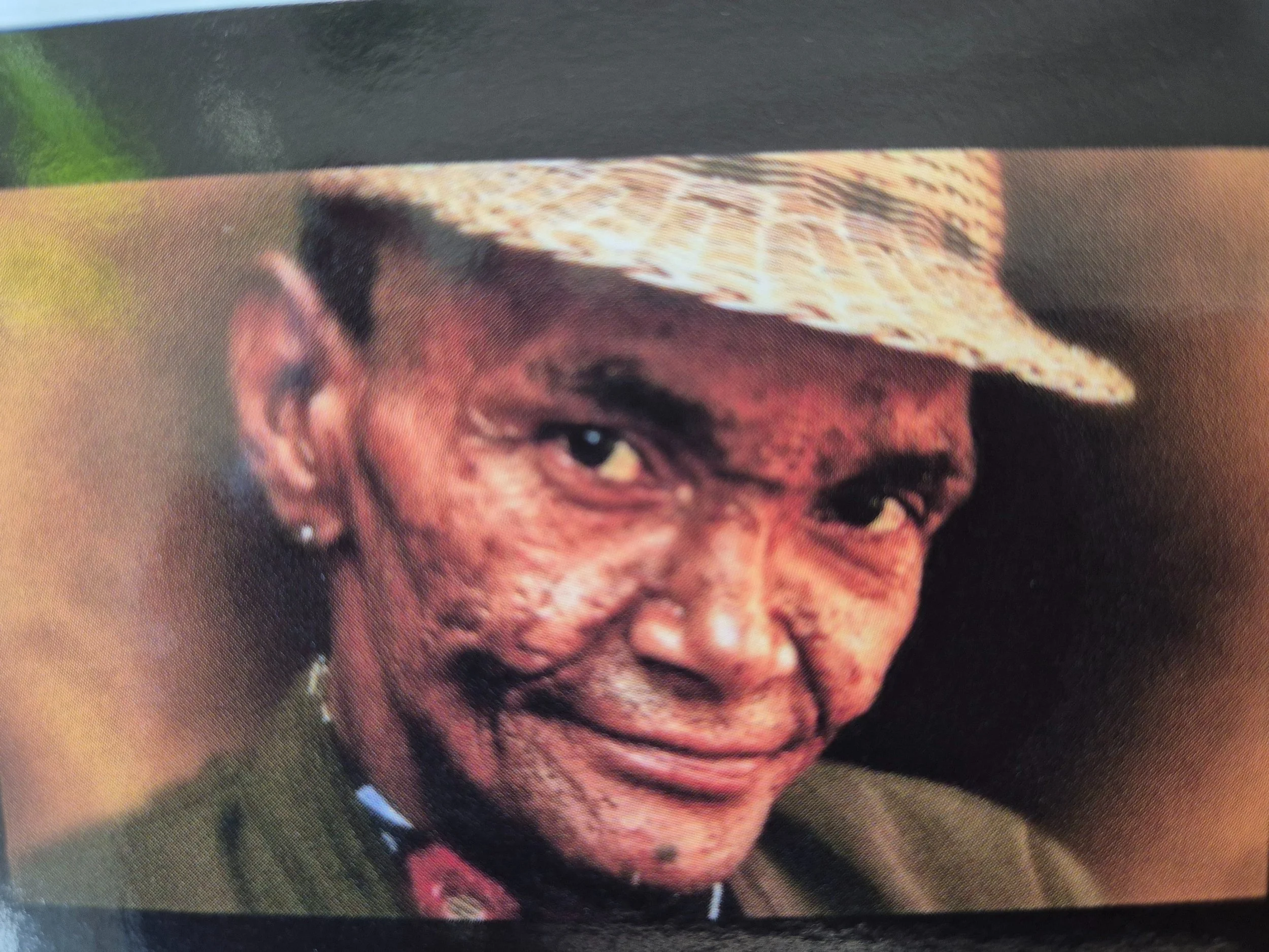 Portret van een persoon met een hoed op, gekleed in een jas, kijkend naar de camera. Rotterdamse dak- en thuisloze.