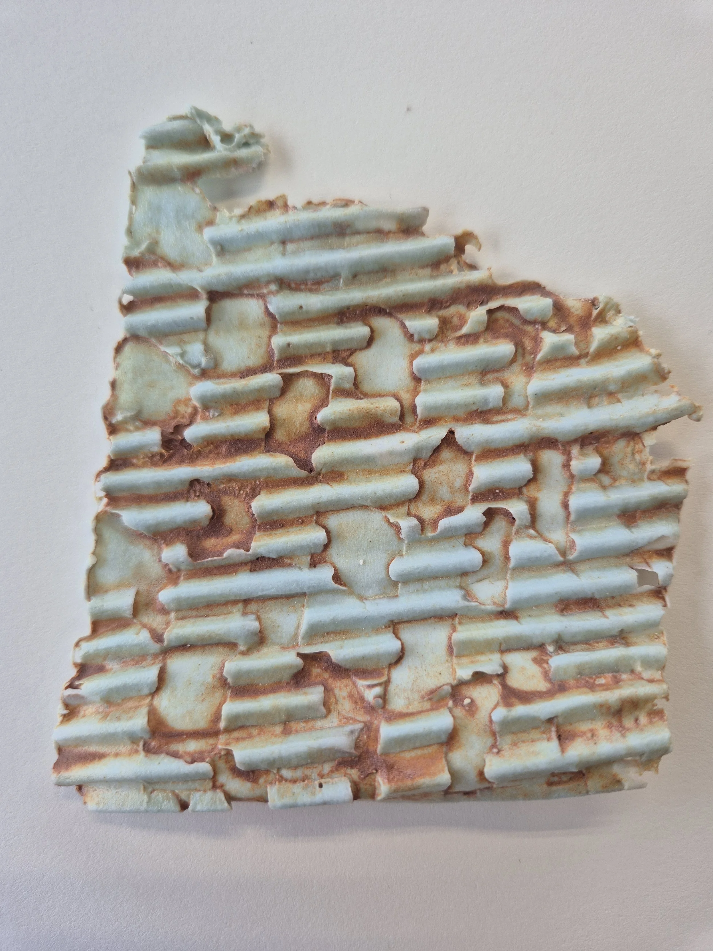 Keramiek object gemaakt met geribbeld karton