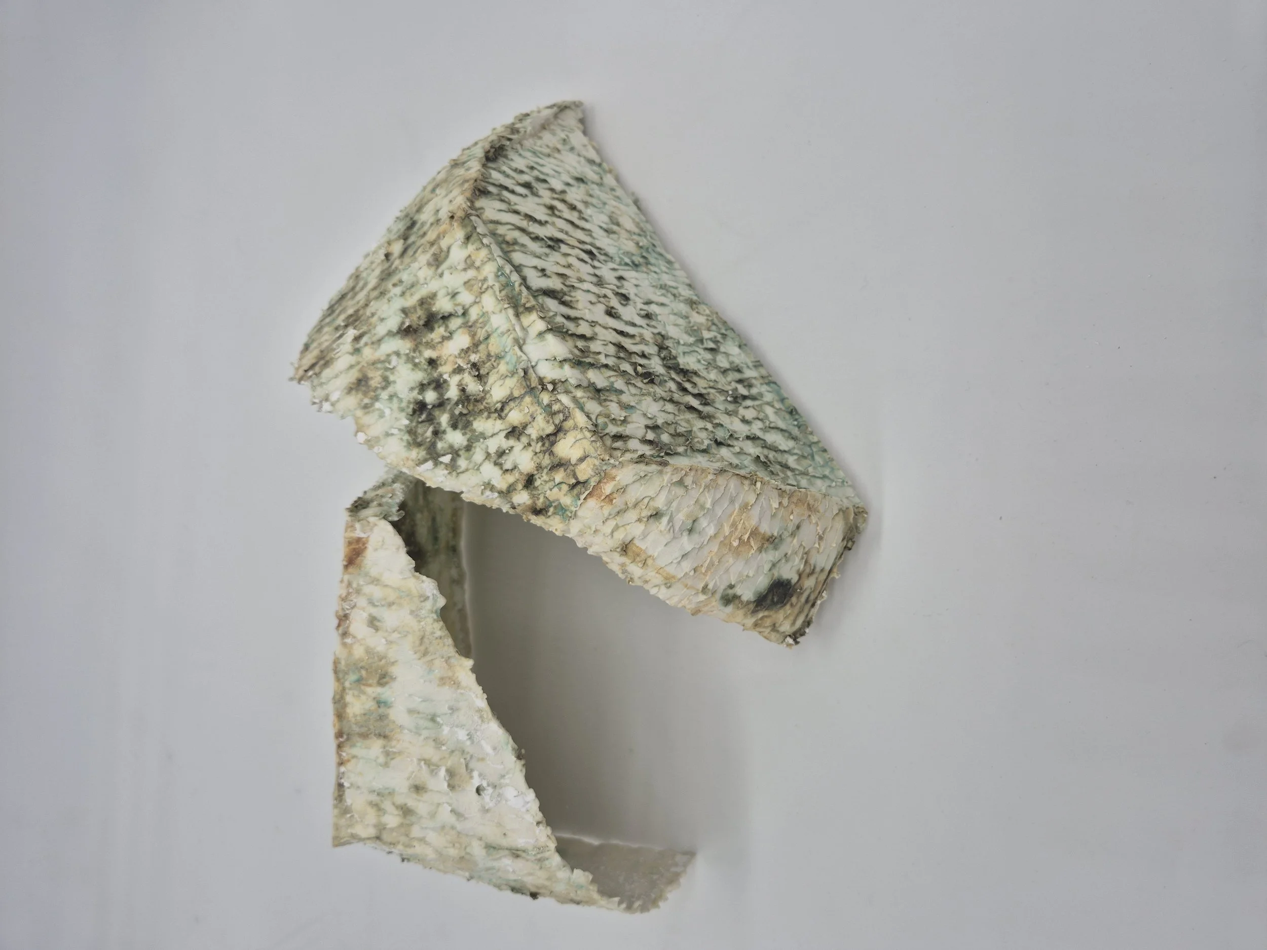 Keramieken objecten die wat weghebben van gebroken stukken berkenschors met mos of blauwe kaas.