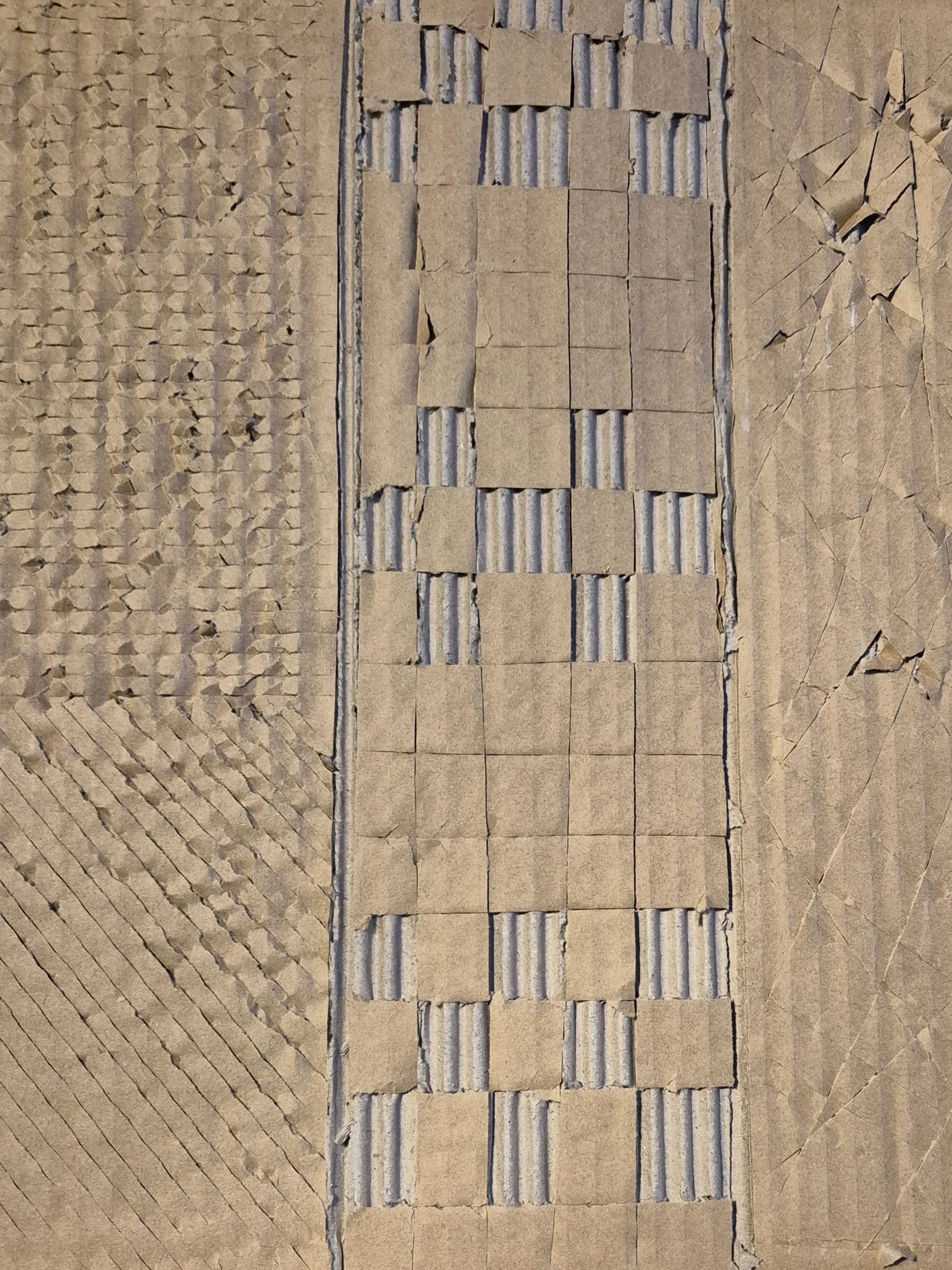 Patroon van gescheurd en gekreukeld karton in verschillende texturen.