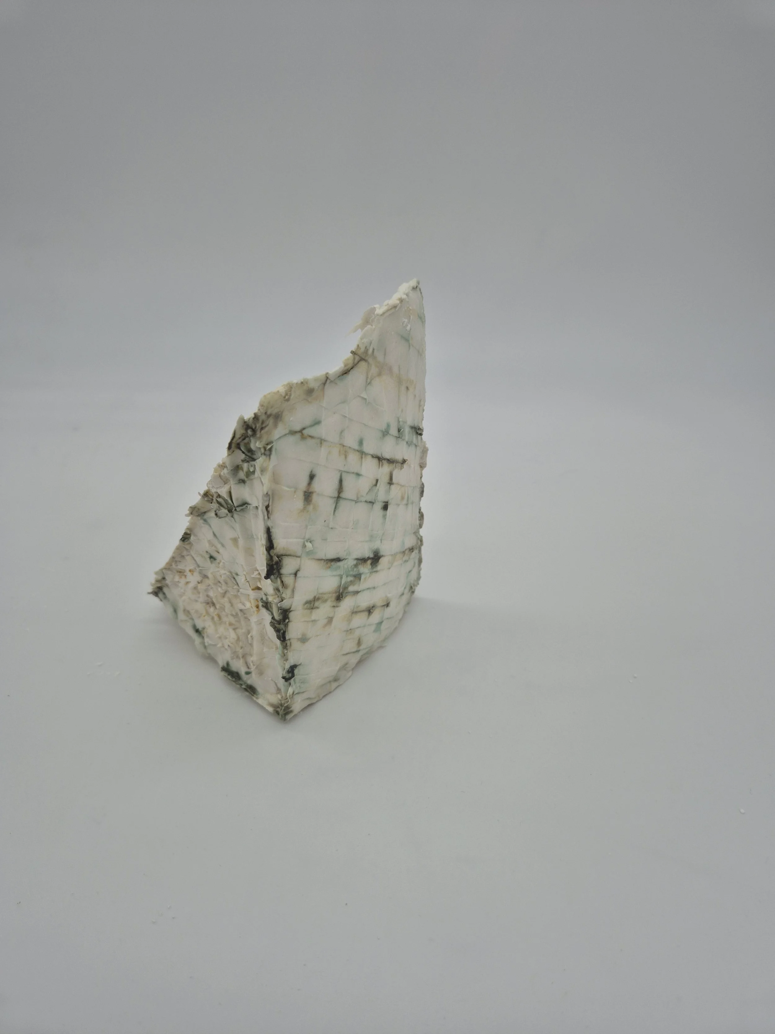 Keramiek die lijkt op Franse blauwe kaas , met een zichtbare schimmelkorst.