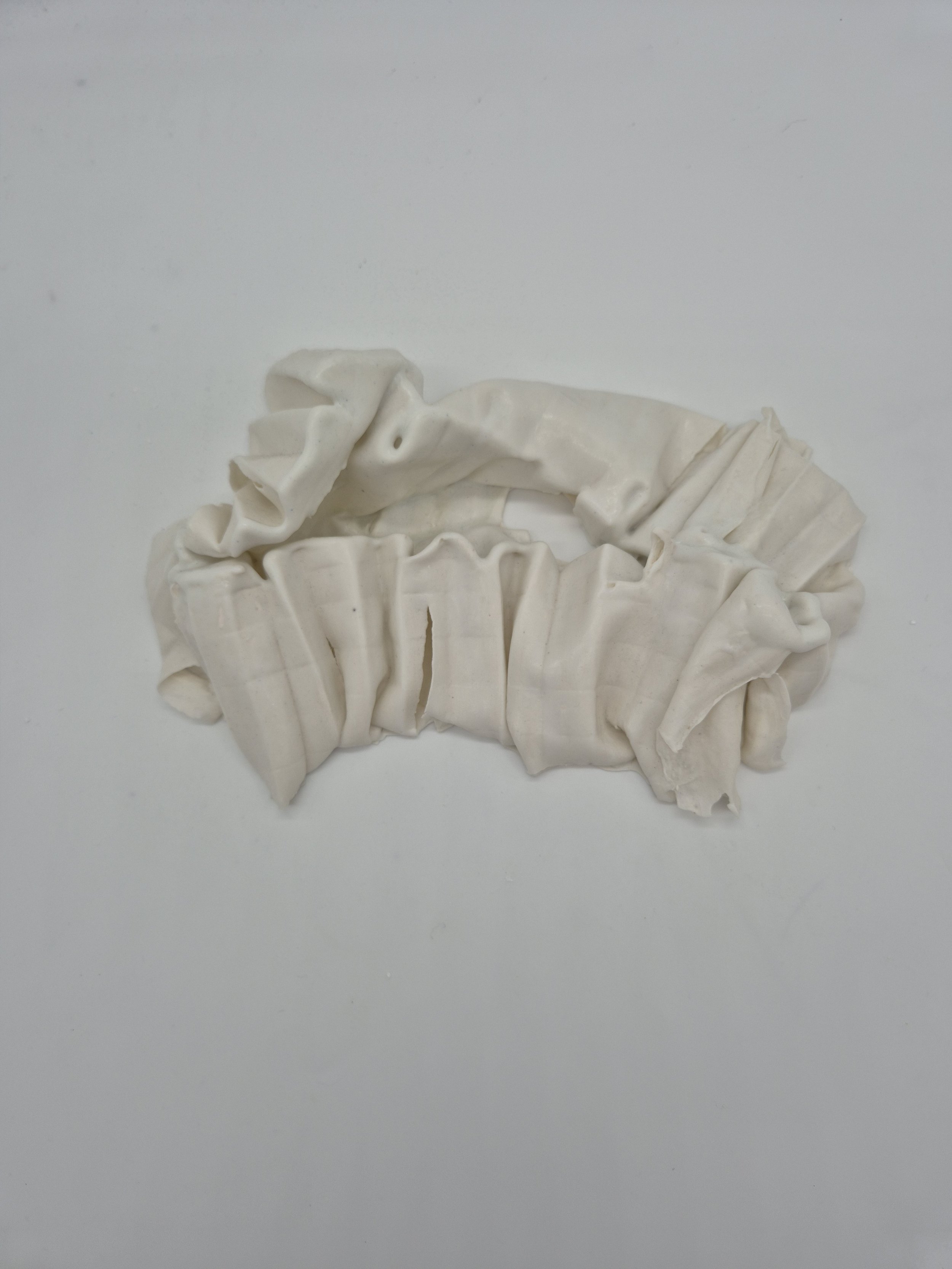 Gekreukeld wit klei object op een witte achtergrond