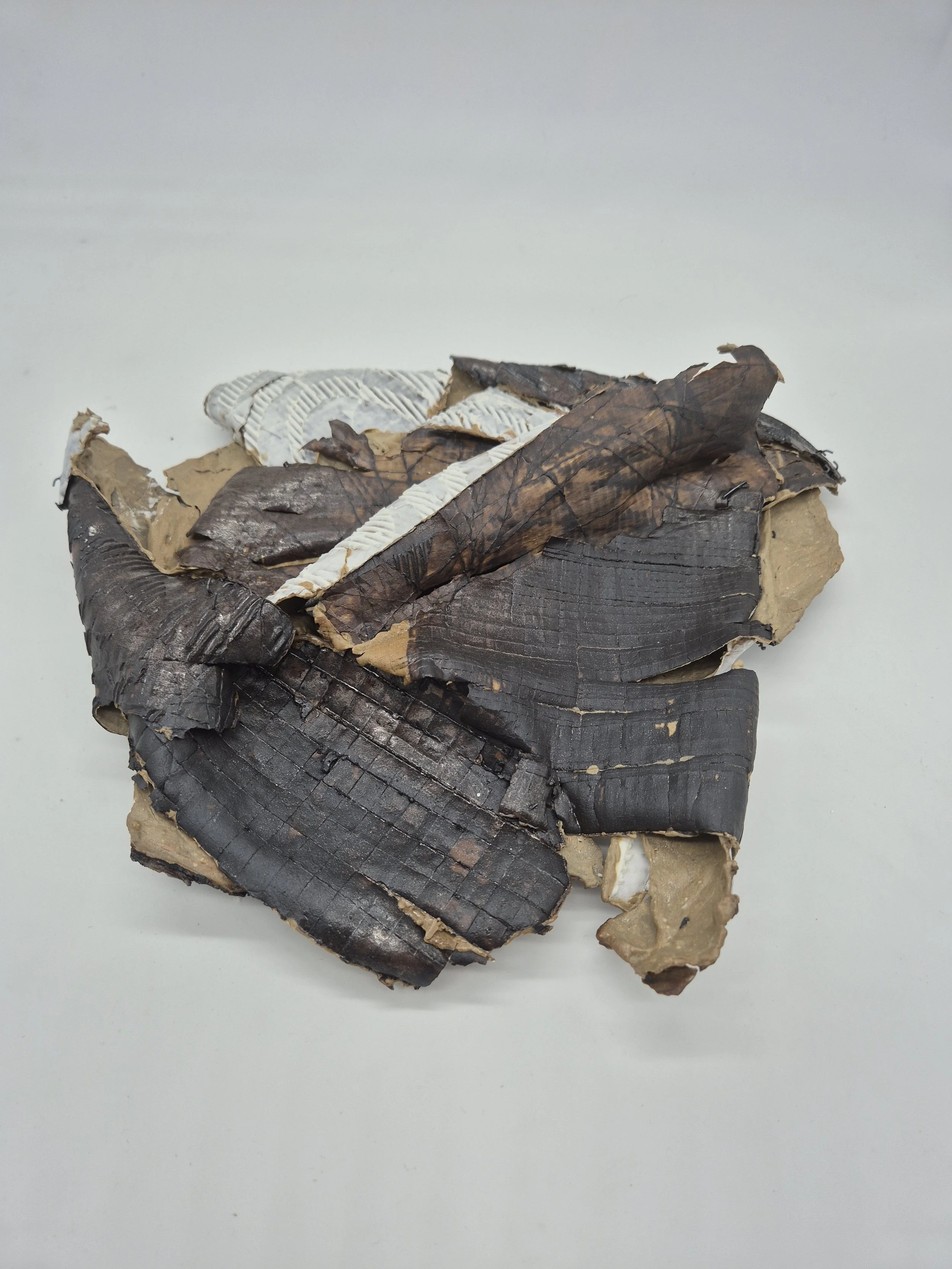 Bladerige texturen van keramische materialen met donkere en lichte tinten op een witte achtergrond.