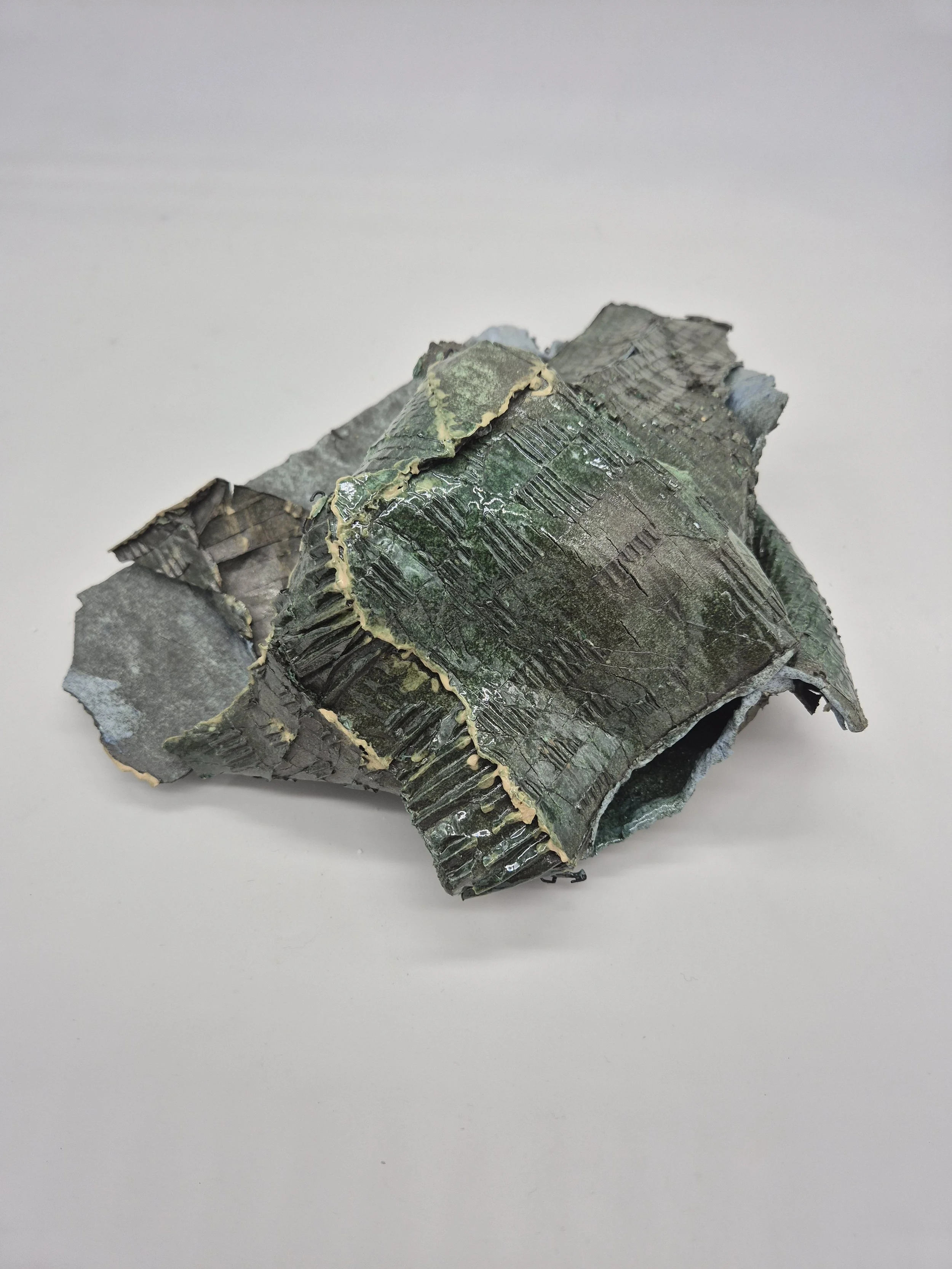 Beschilderde keramiek met een grillig, gevouwen oppervlak.