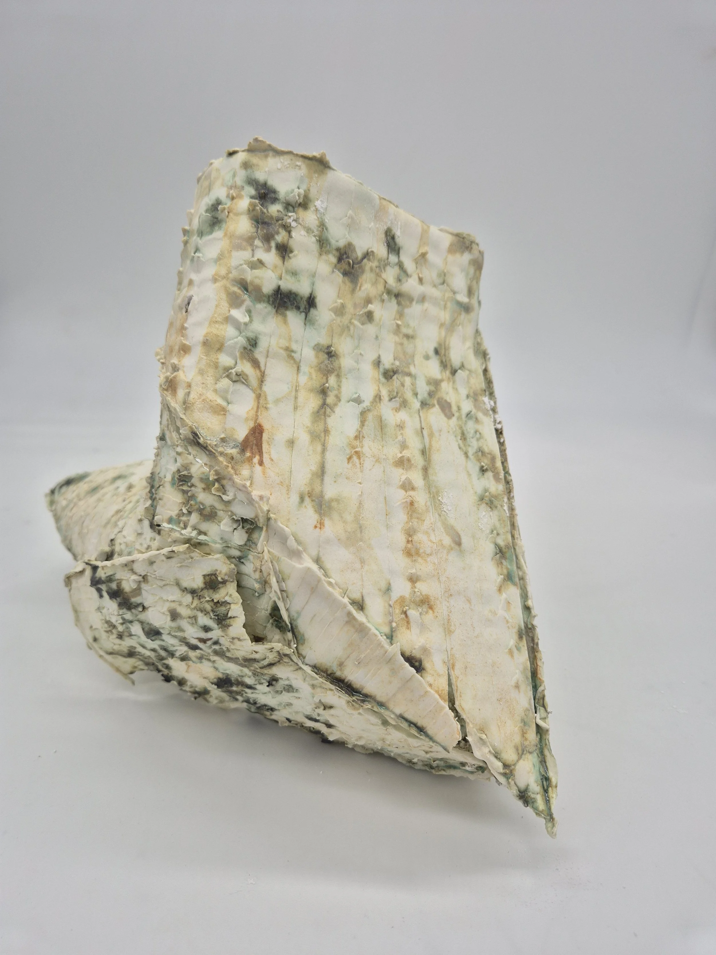 Uniek porseleinen object, gefabriceerd met gebruik van karton.