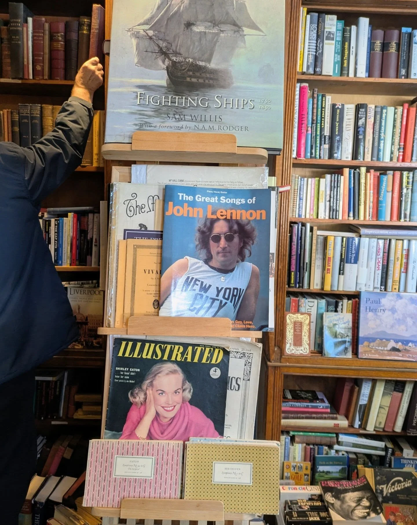 Best second hand bookshops in Liverpool. Still Out of Print @stilloutofprint Aldous books @aldousbooks &amp; Reid of Liverpool. Found lots of treasures in all these. Make sure to visit and support your local independent bookshops.

#bookshop #booksto