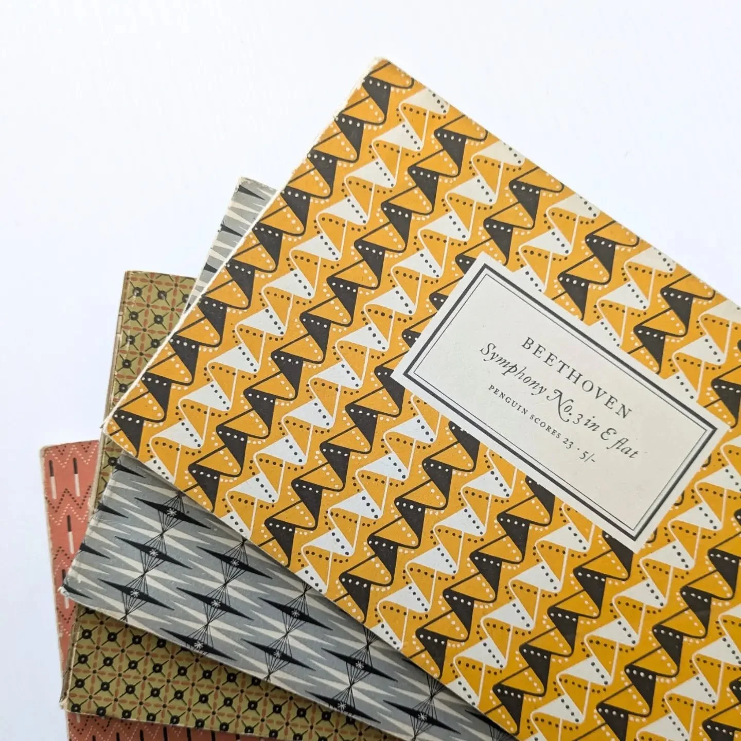 Penguin Scores, 1954

J.S. Bach's volumes in the Penguin Scores series were pocket-sized miniature scores edited by composer and scholar Gordon Jacob between 1949 and 1956. Landscape Format

Very Good condition

#vintagebooksale #bookselleruk
