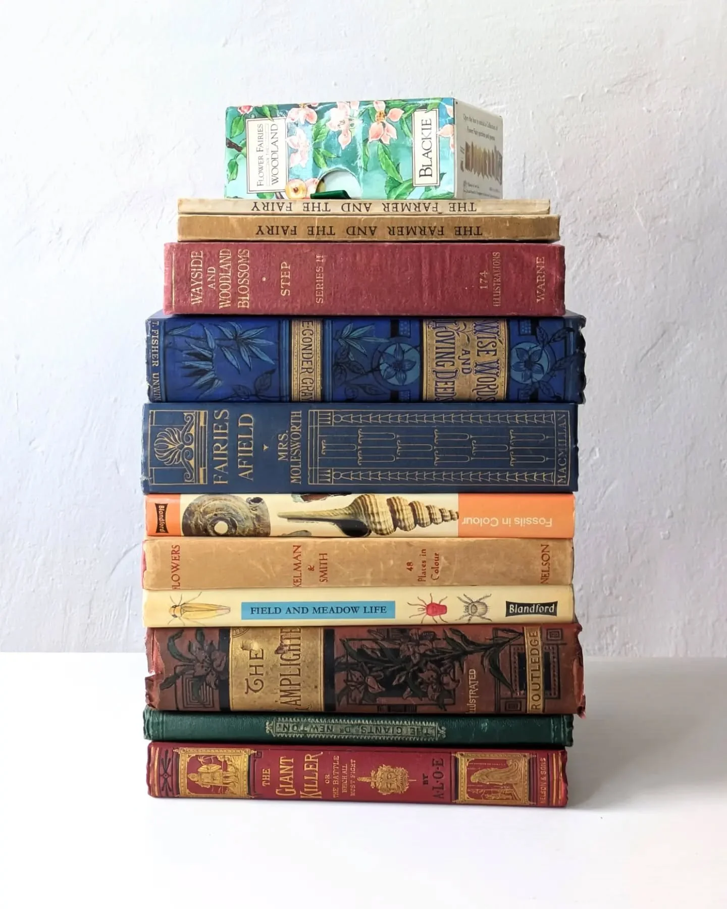 Free Books 📚 enter my august contest to win a free book. I currently have 80 email subscribers and hoping to get to 100 by the end of the month. As you can see the free books are all in good condition and worthwhile. 

sixbookshop.com/contest

#book