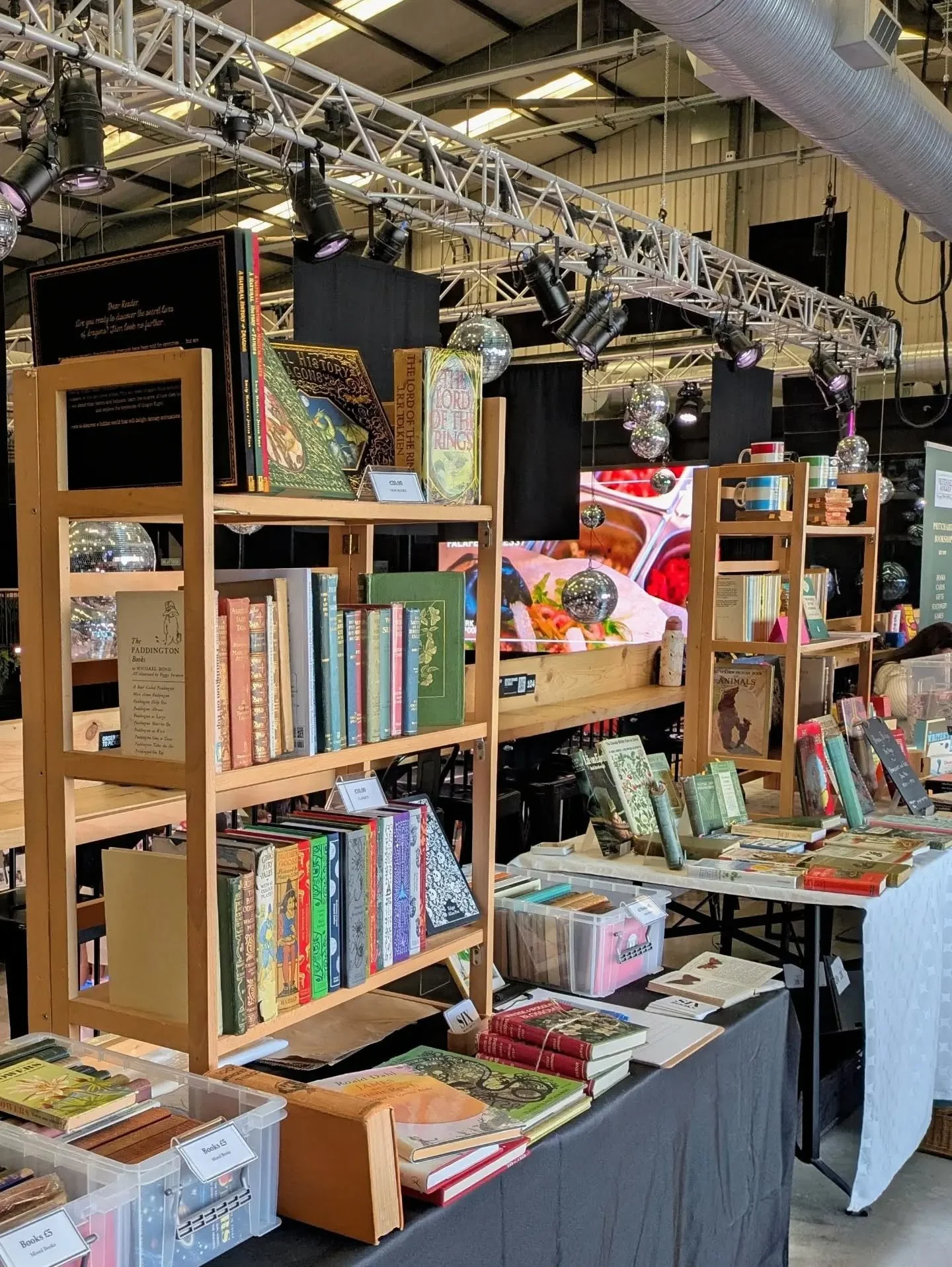 August ☀️ two local markets, eclipse and a trip to London. stay tuned for a newsletter coming out midday tomorrow. if your a bookseller I also have a trade discount code.

#bookselleruk #smallbuisnessuk
