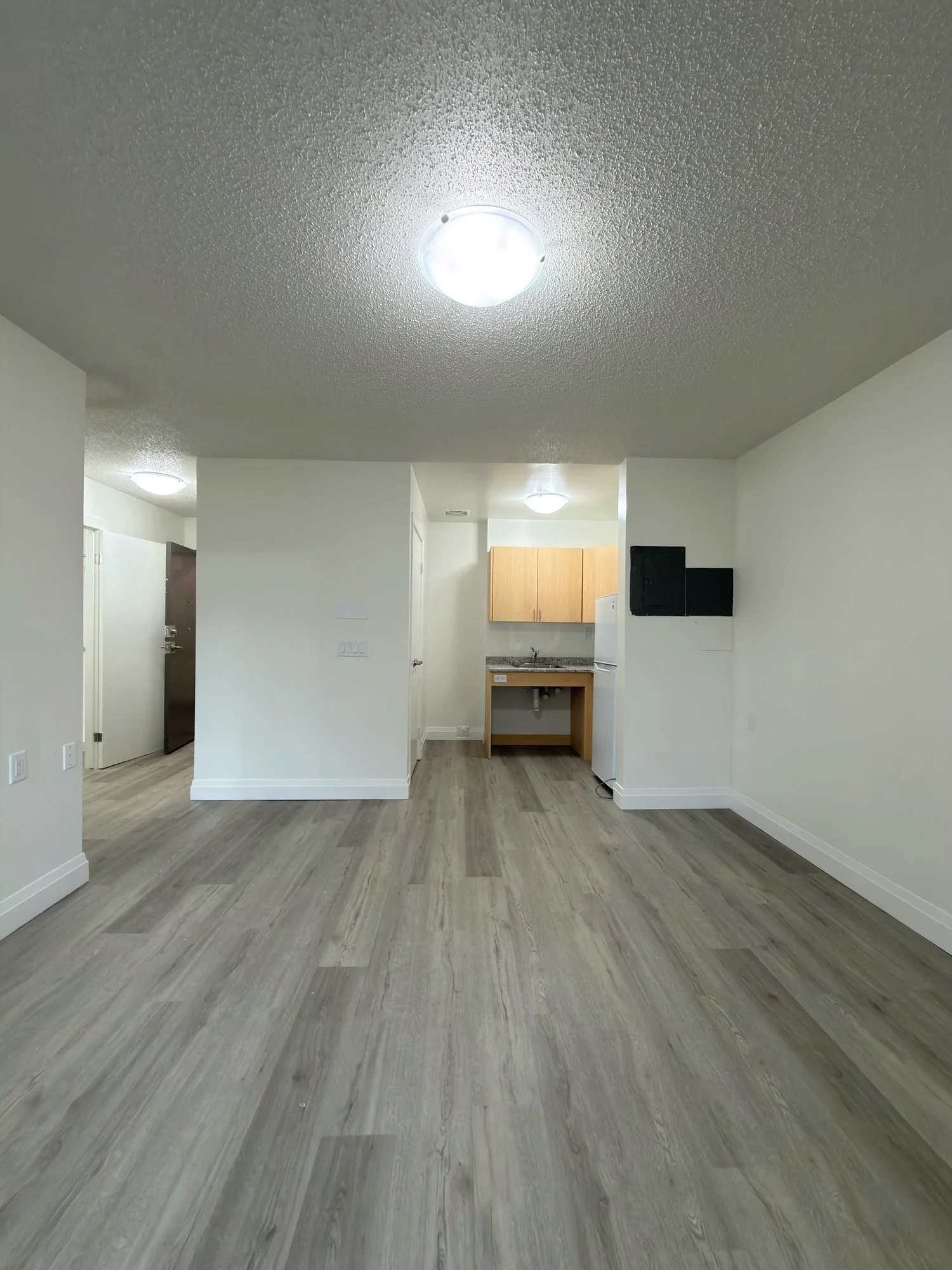 finished-unit-fresh-paint-new-vinyl-floor-london-ontario-01.jpg