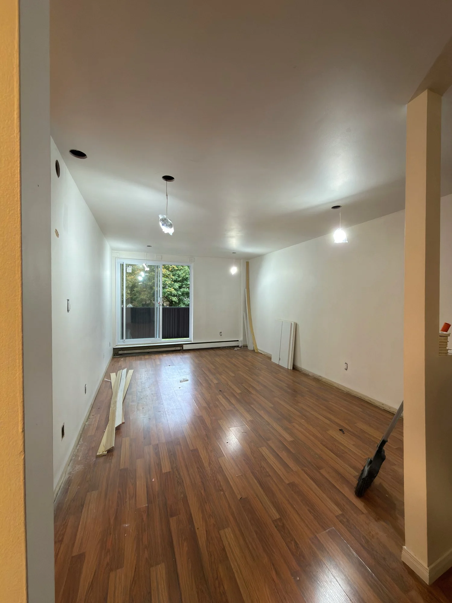 empty-apartment-unit-laminate-floor-before-turnover-tillsonburg-ontario-01.jpg