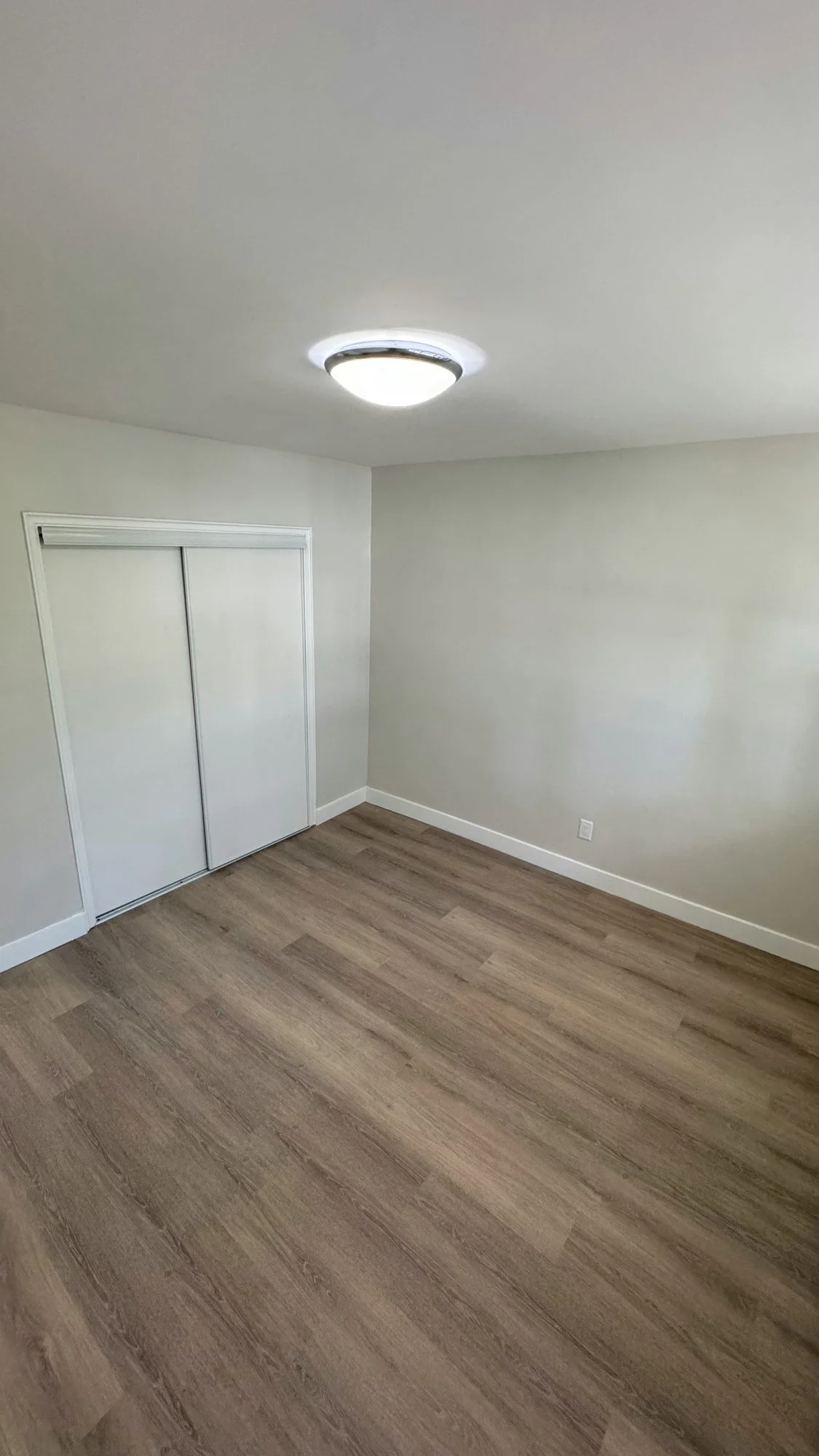 empty-bedroom-closet-doors-painting-flooring-london-ontario-01.jpg
