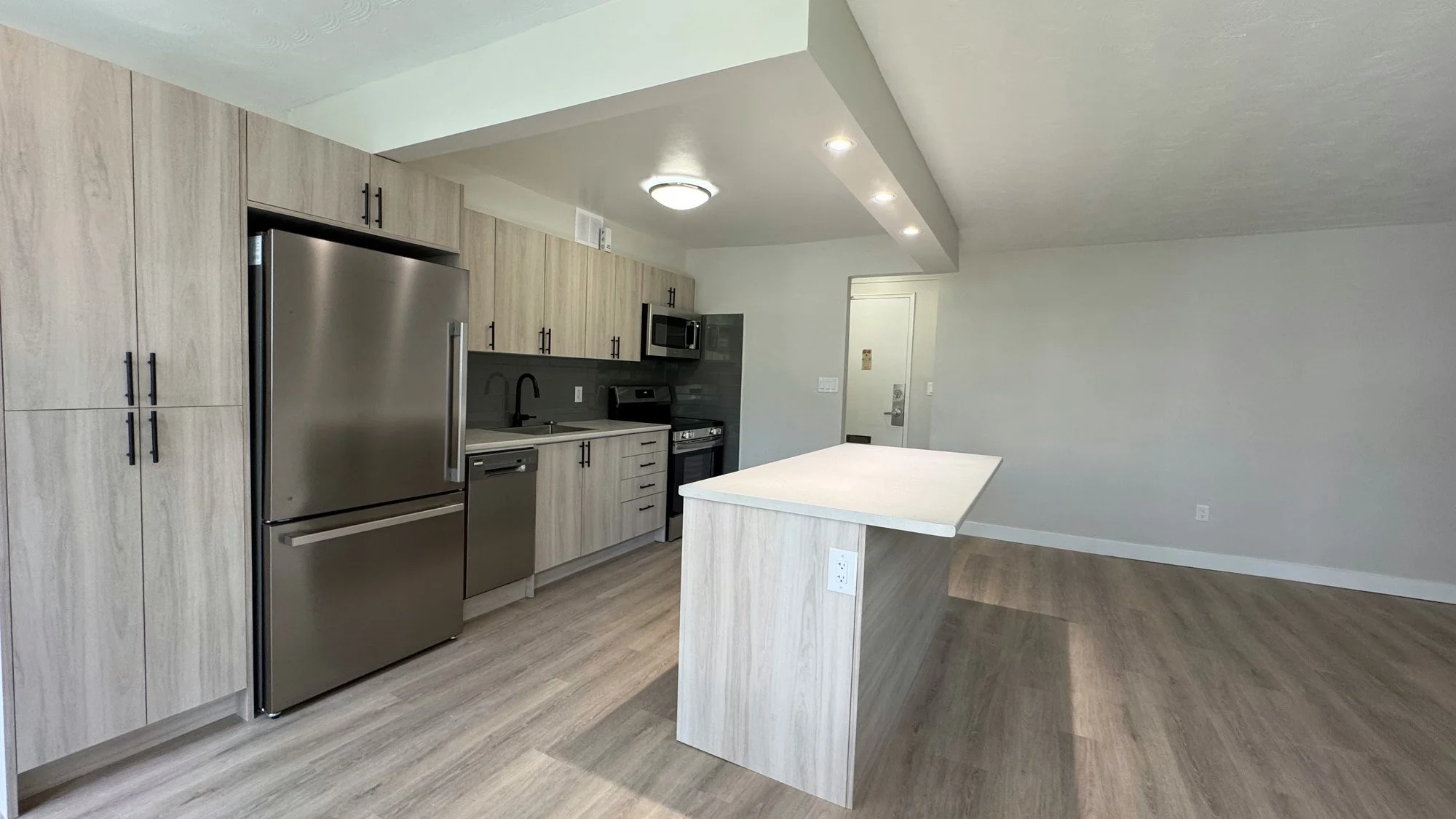 finished-kitchen-fridge-pantry-island-london-ontario-01.jpg